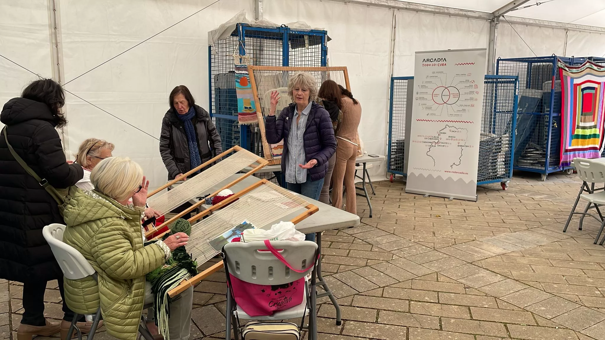 Mural colaborativo de tejedoras en Barriofest.