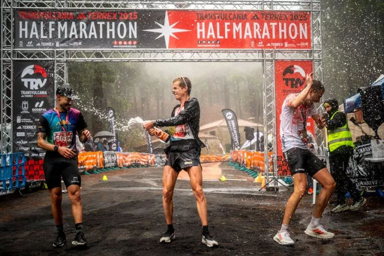 Podio de la Media Maratón con el baño de champán y Osanz, tercero, a la derecha.