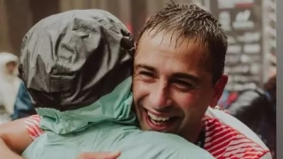 El jaqués, sonriente a la llegada. El jaqués, sonriente a la llegada.