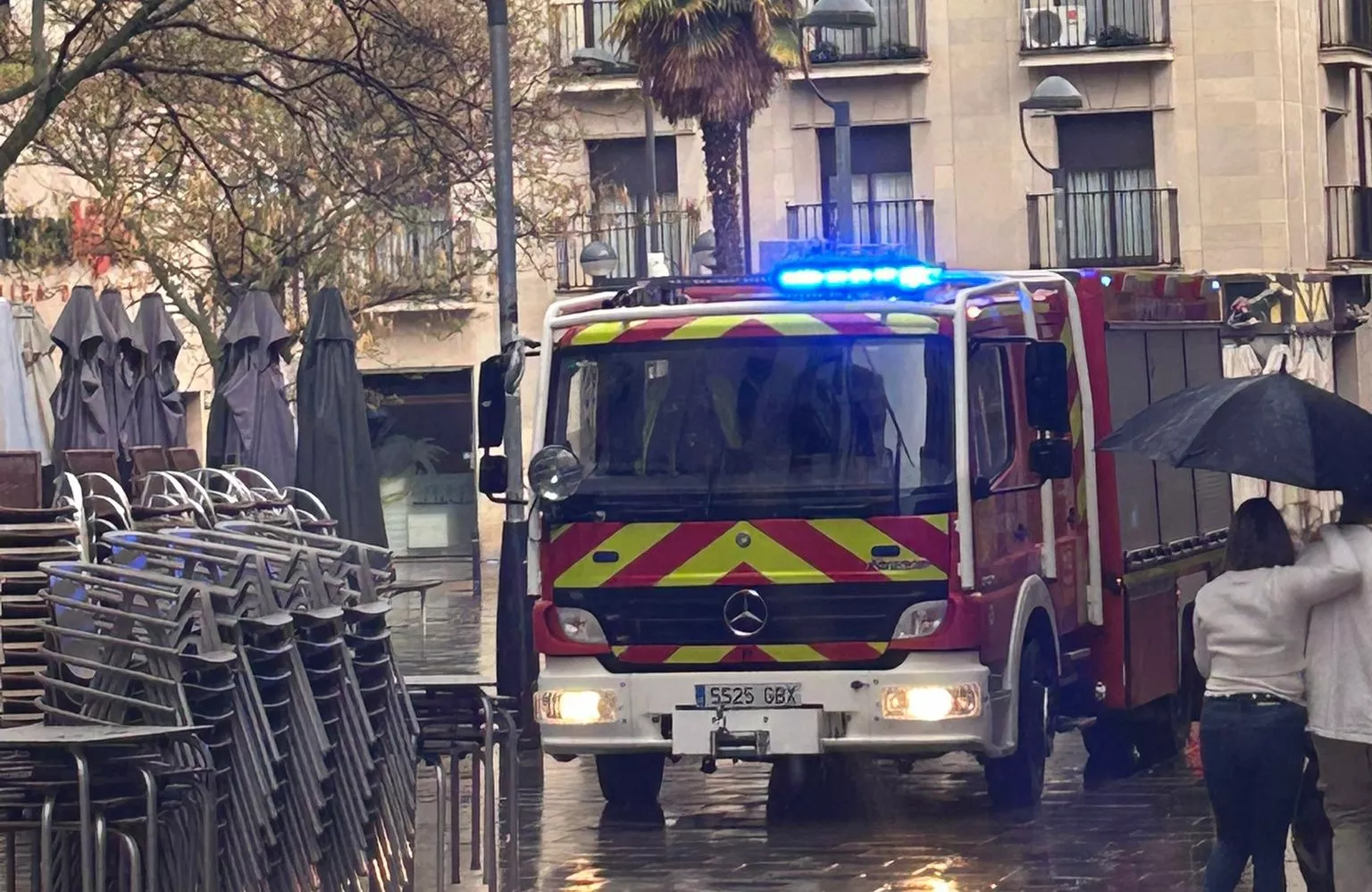 Bomberos de Huesca en una actuación por la lluvia y el corte de suministro.