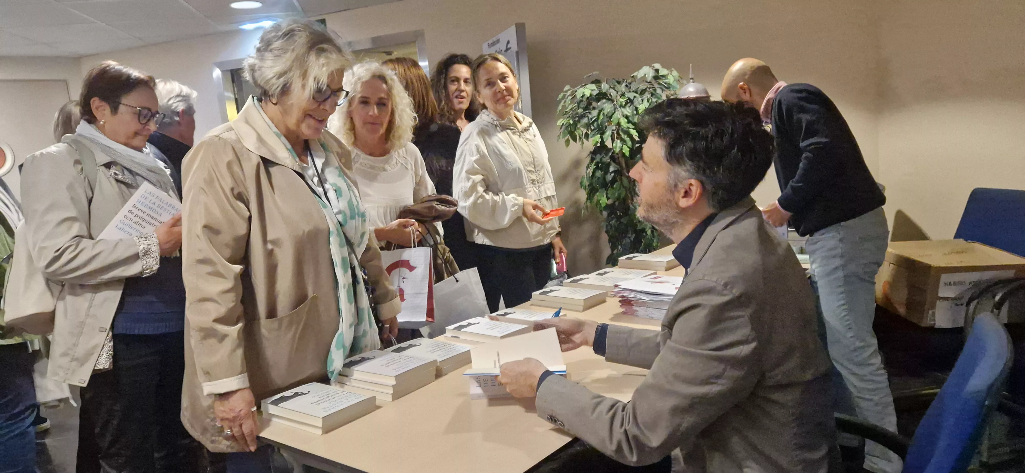 Guillermo Lahera, firmando ejemplares, al término de la presentación. Foto Myriam Martínez