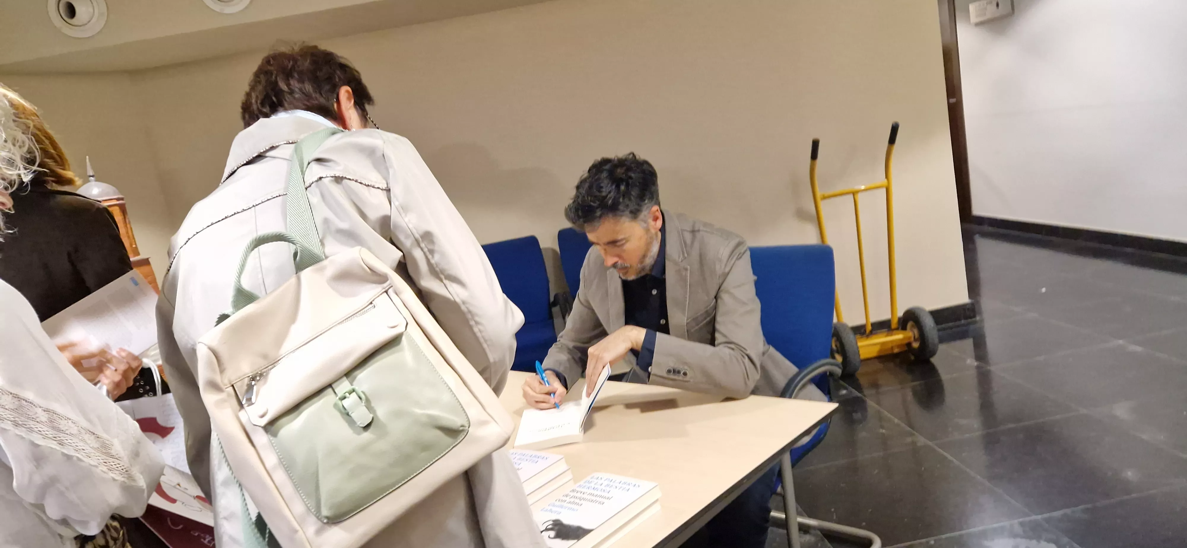 Guillermo Lahera, firmando ejemplares. Foto Myriam Martínez