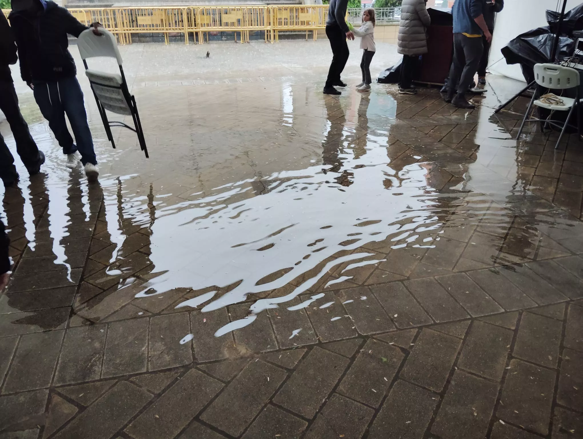 La actuación de Lady Funk se ha tenido que suspender al inundarse la carpa.