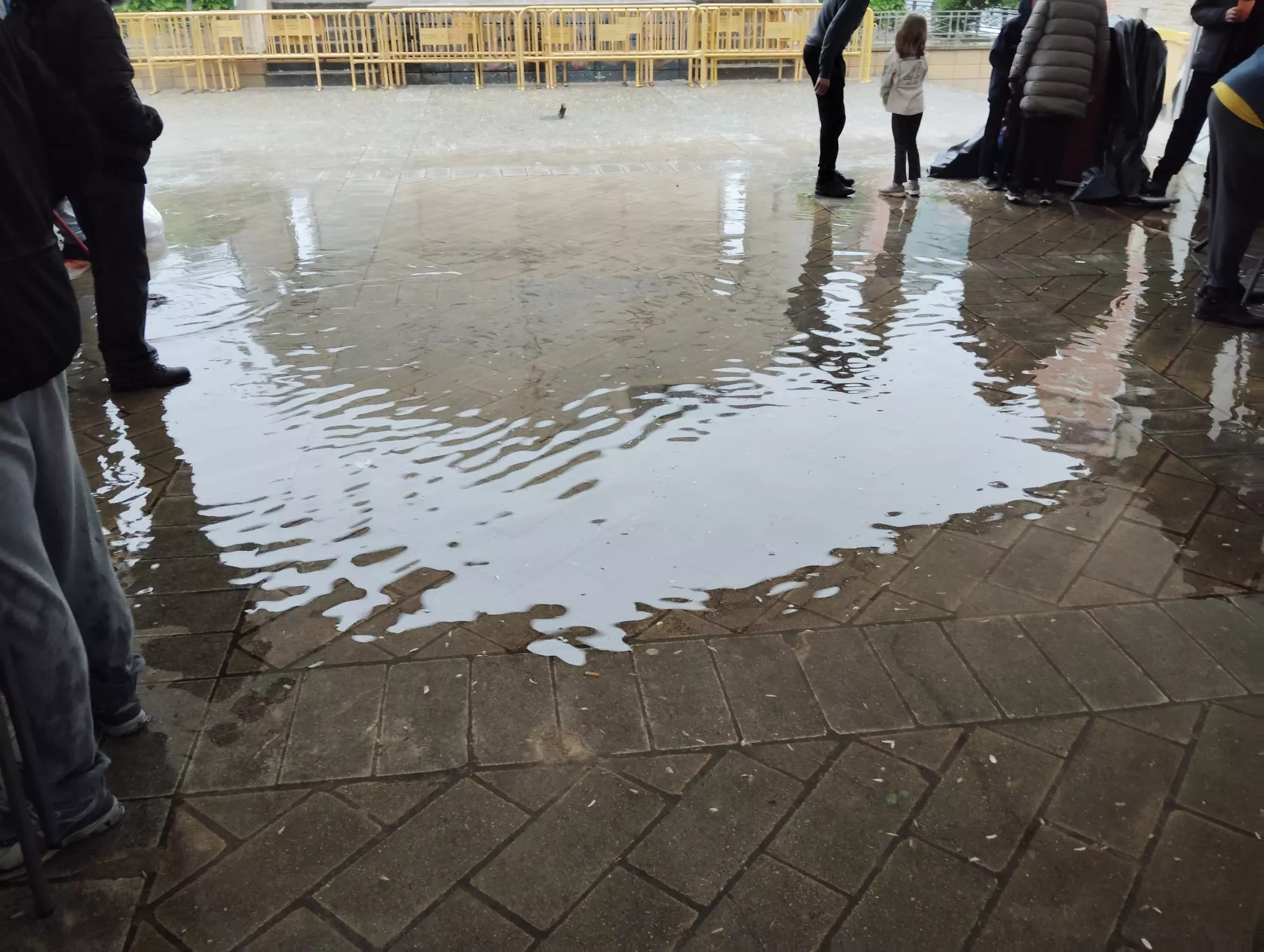 La actuación de Lady Funk se ha tenido que suspender al inundarse la carpa.