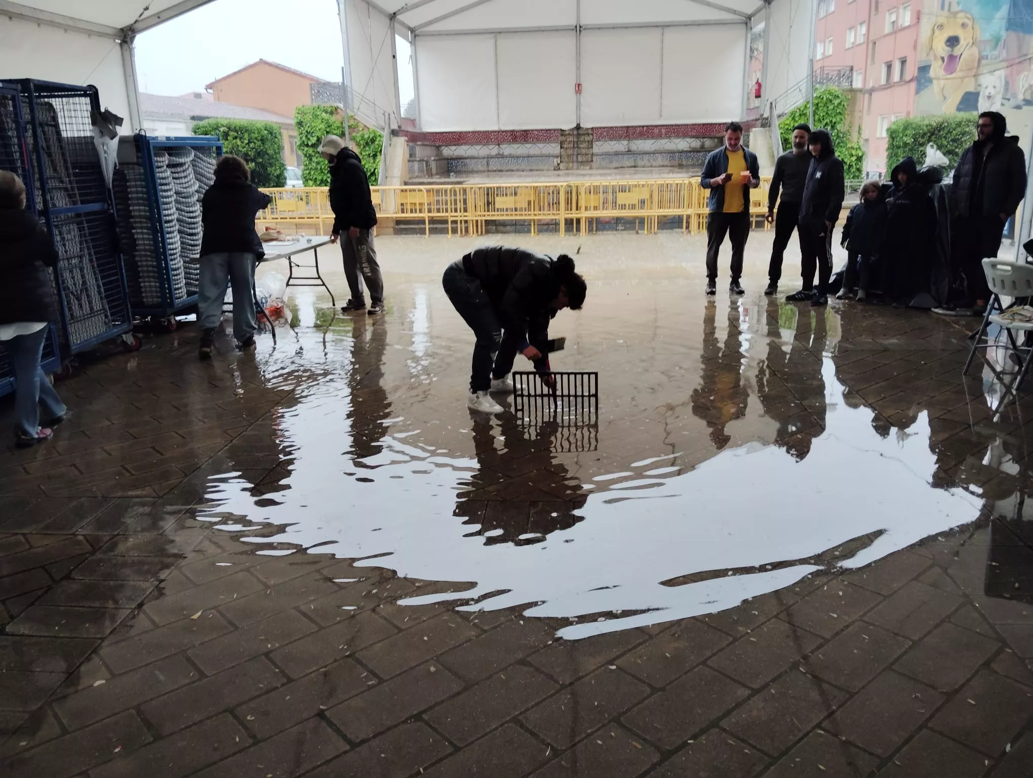 La actuación de Lady Funk se ha tenido que suspender al inundarse la carpa.