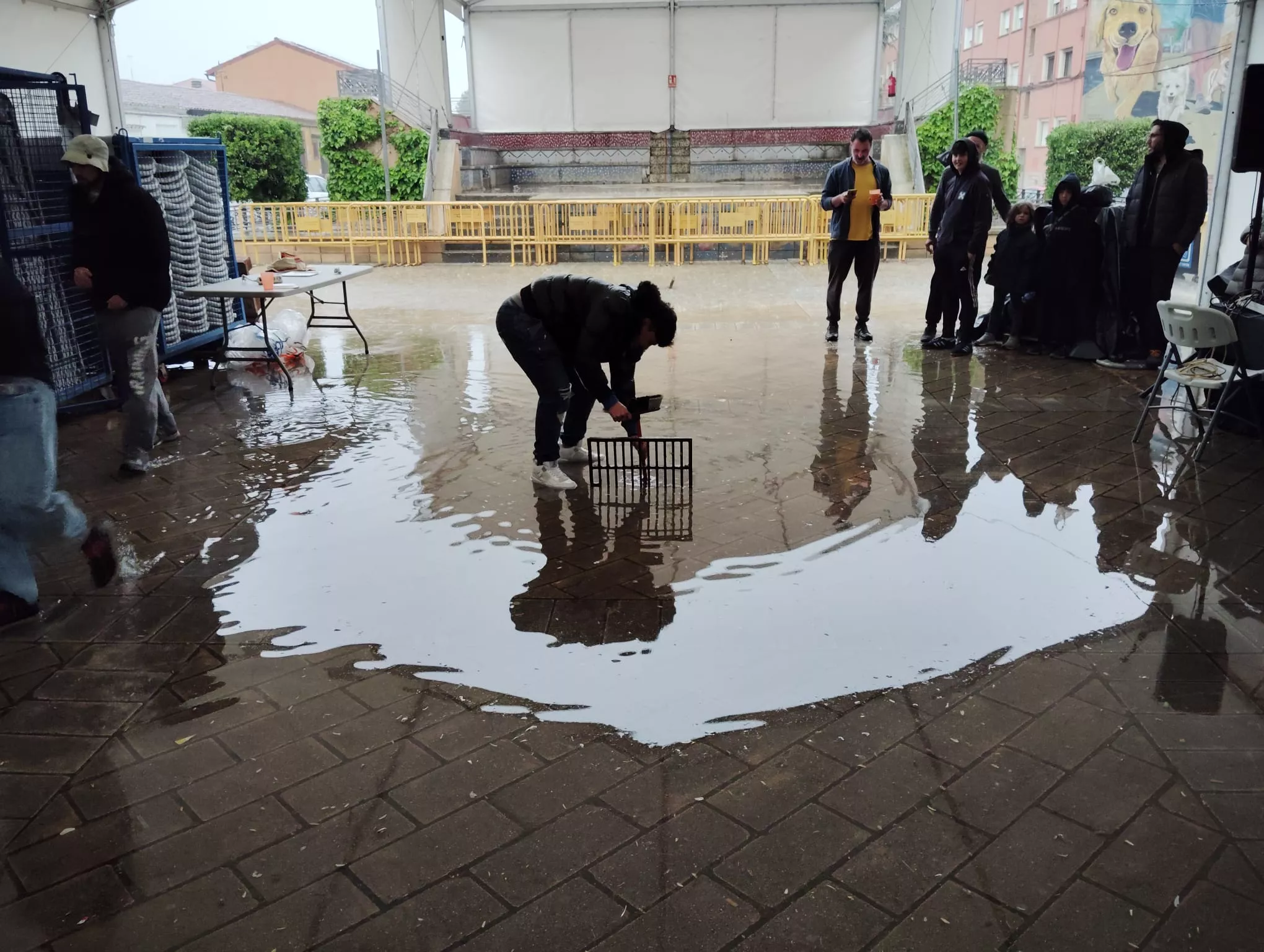 La actuación de Lady Funk se ha tenido que suspender al inundarse la carpa.