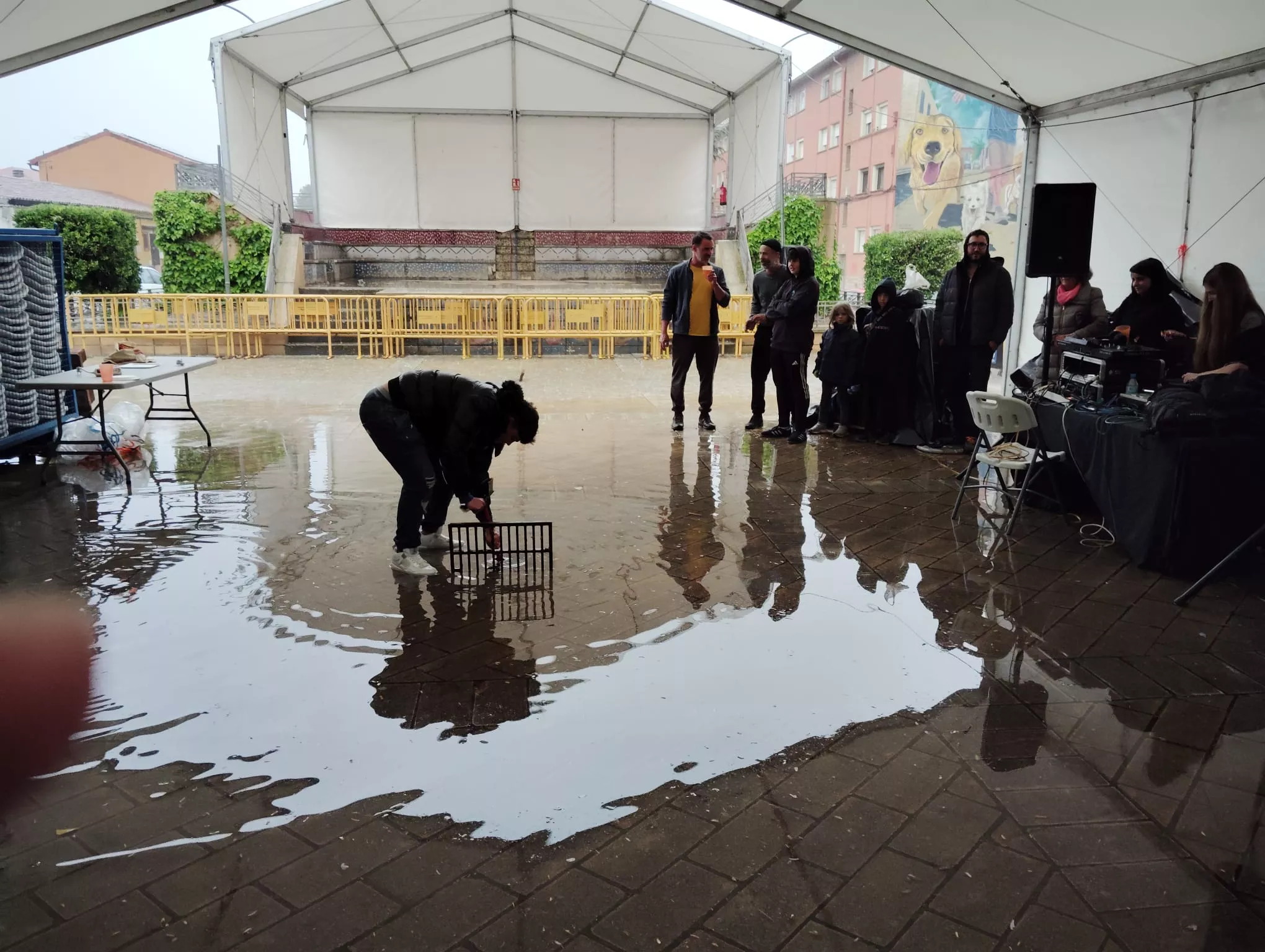 La actuación de Lady Funk se ha tenido que suspender al inundarse la carpa.