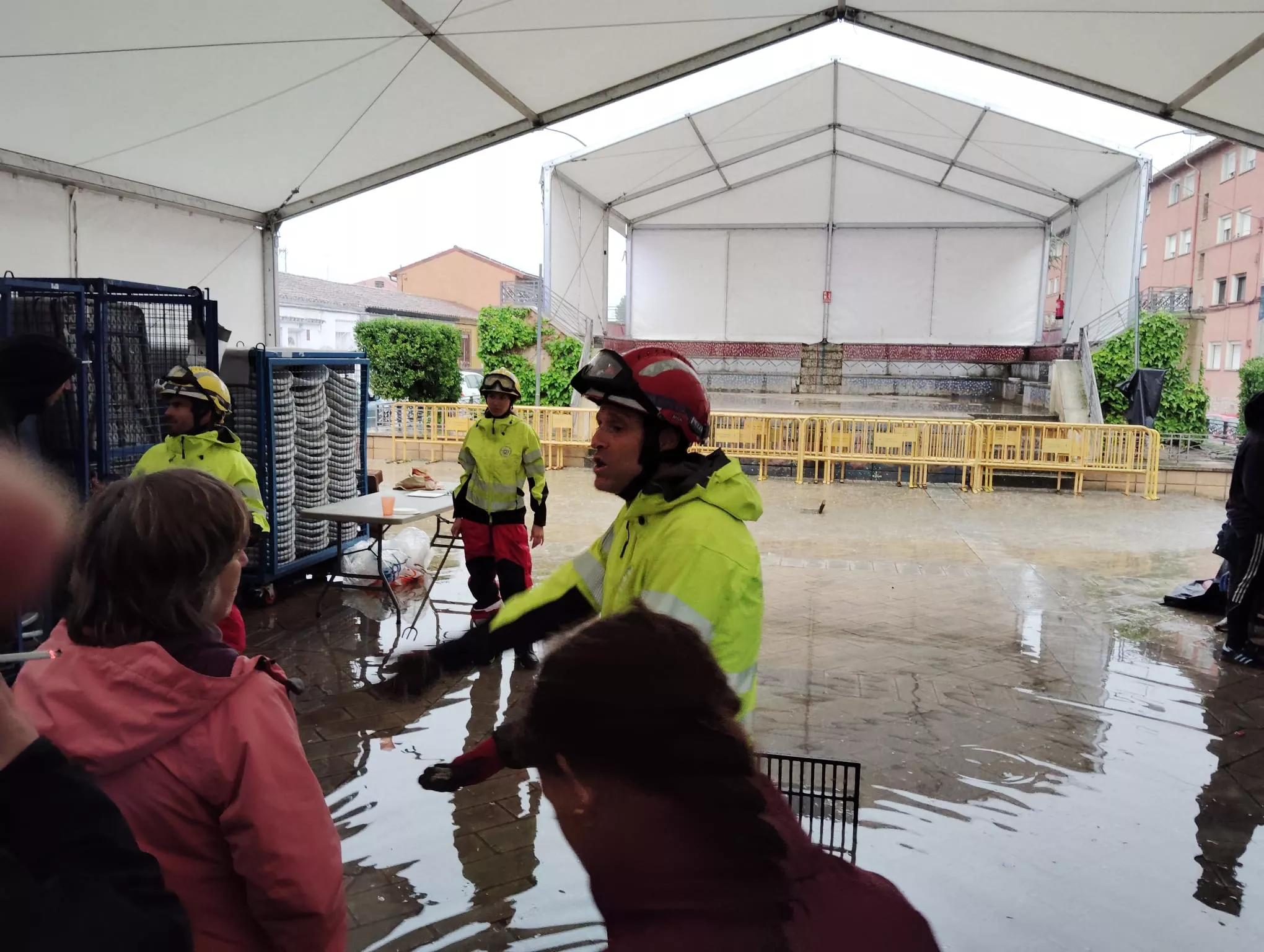 La actuación de Lady Funk se ha tenido que suspender al inundarse la carpa.