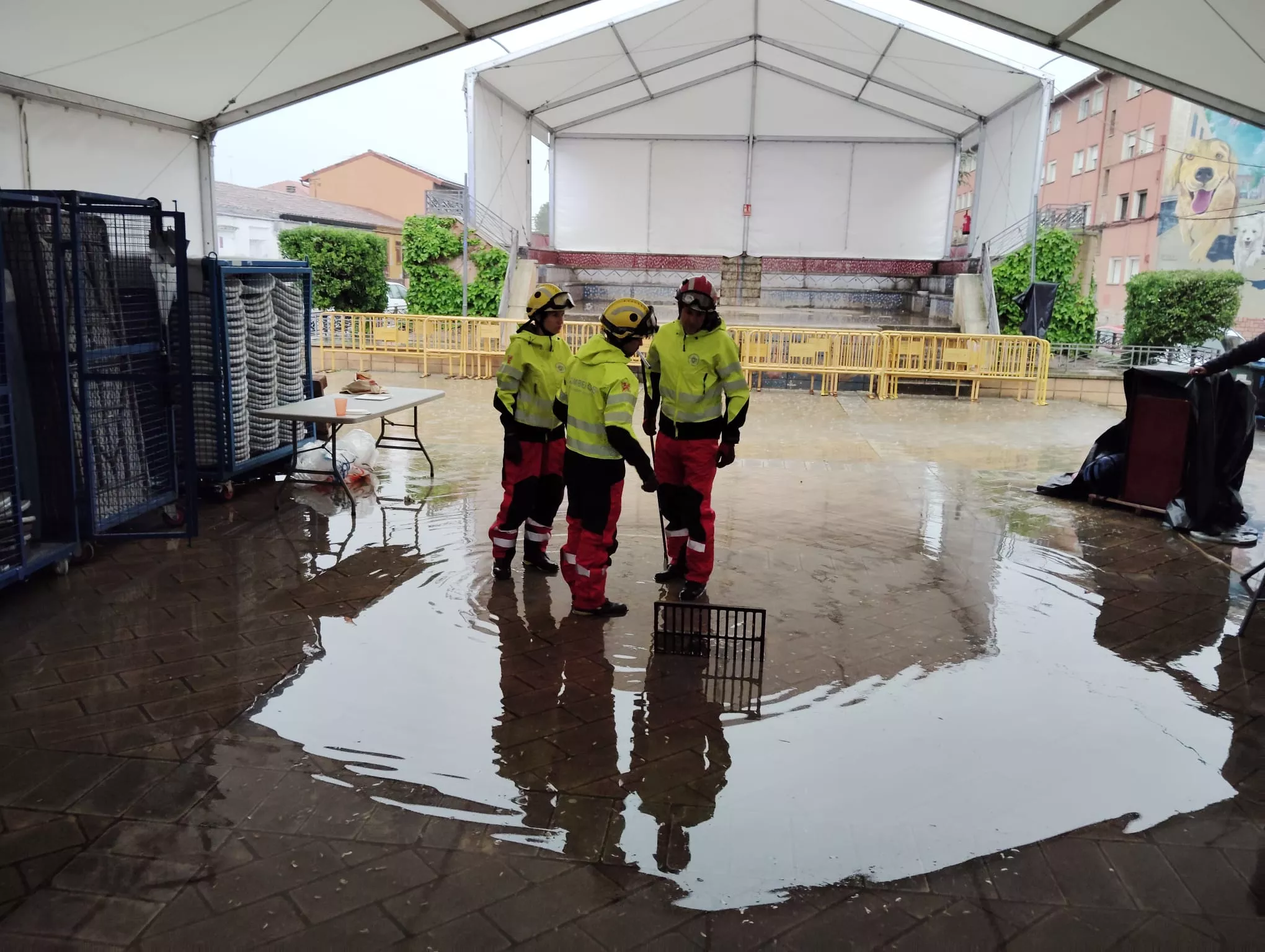 La actuación de Lady Funk se ha tenido que suspender al inundarse la carpa.