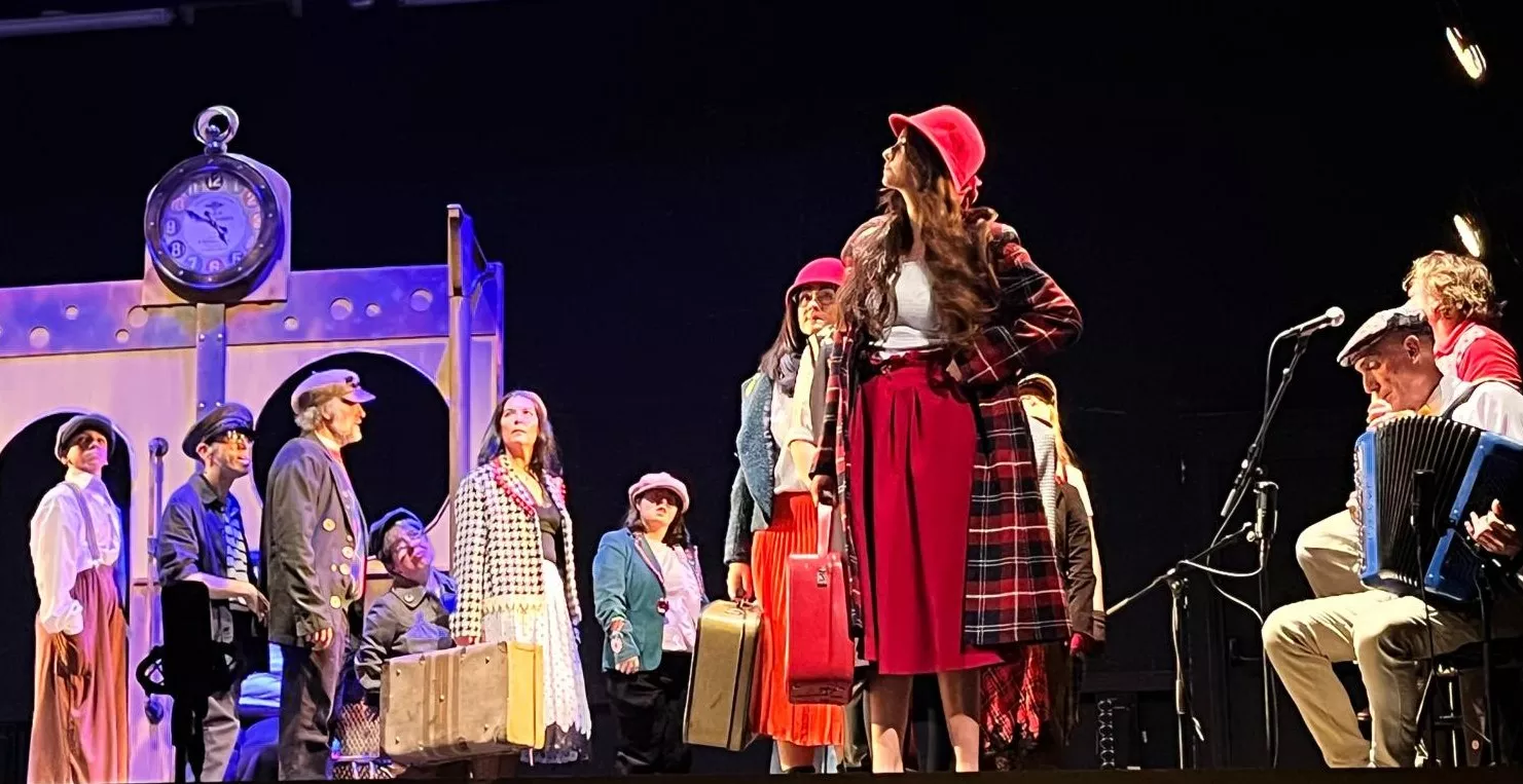 Representación de 'El Viaje' por el Taller de Artes Escénicas Diversario. Foto Mercedes Manterola