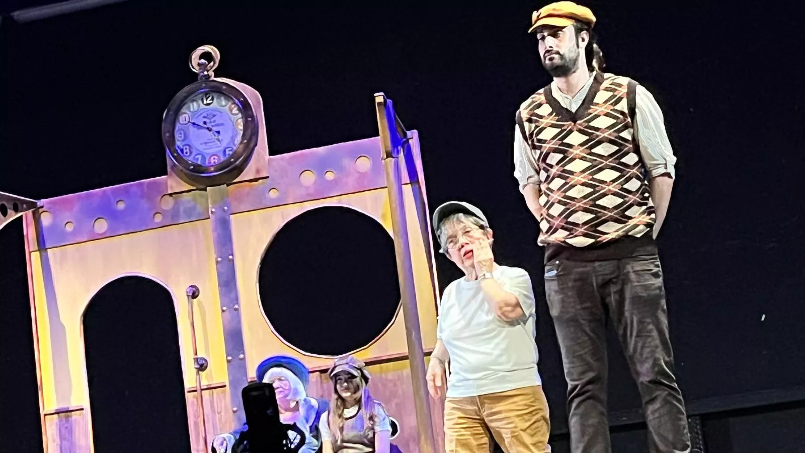 Representación de 'El Viaje' por el Taller de Artes Escénicas Diversario. Foto Mercedes Manterola