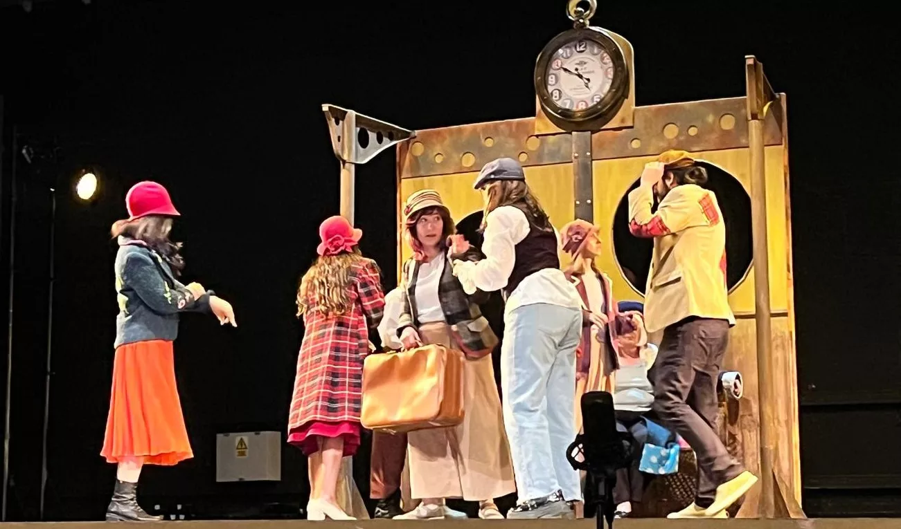 Representación de 'El Viaje' por el Taller de Artes Escénicas Diversario. Foto Mercedes Manterola