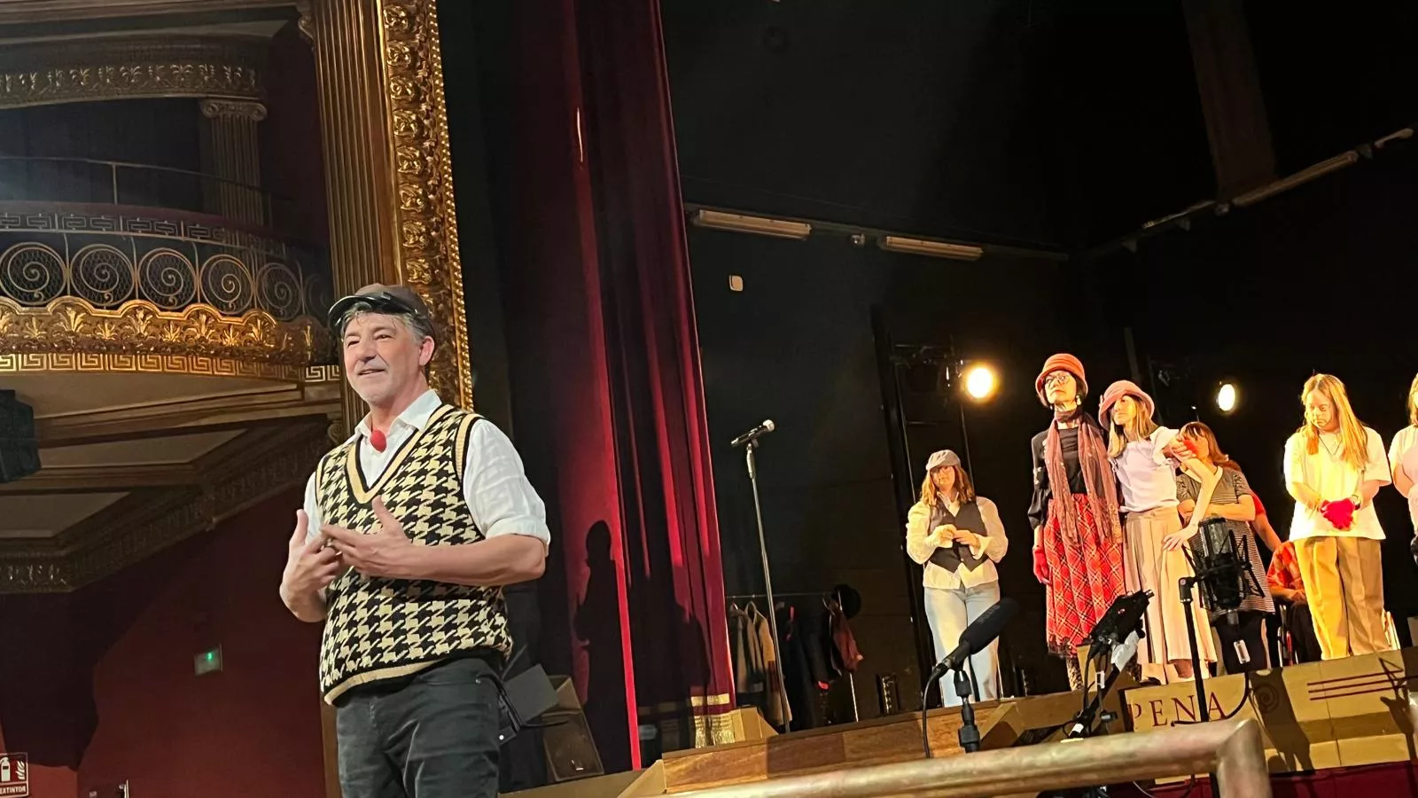 Representación de 'El Viaje' por el Taller de Artes Escénicas Diversario. Foto Mercedes Manterola