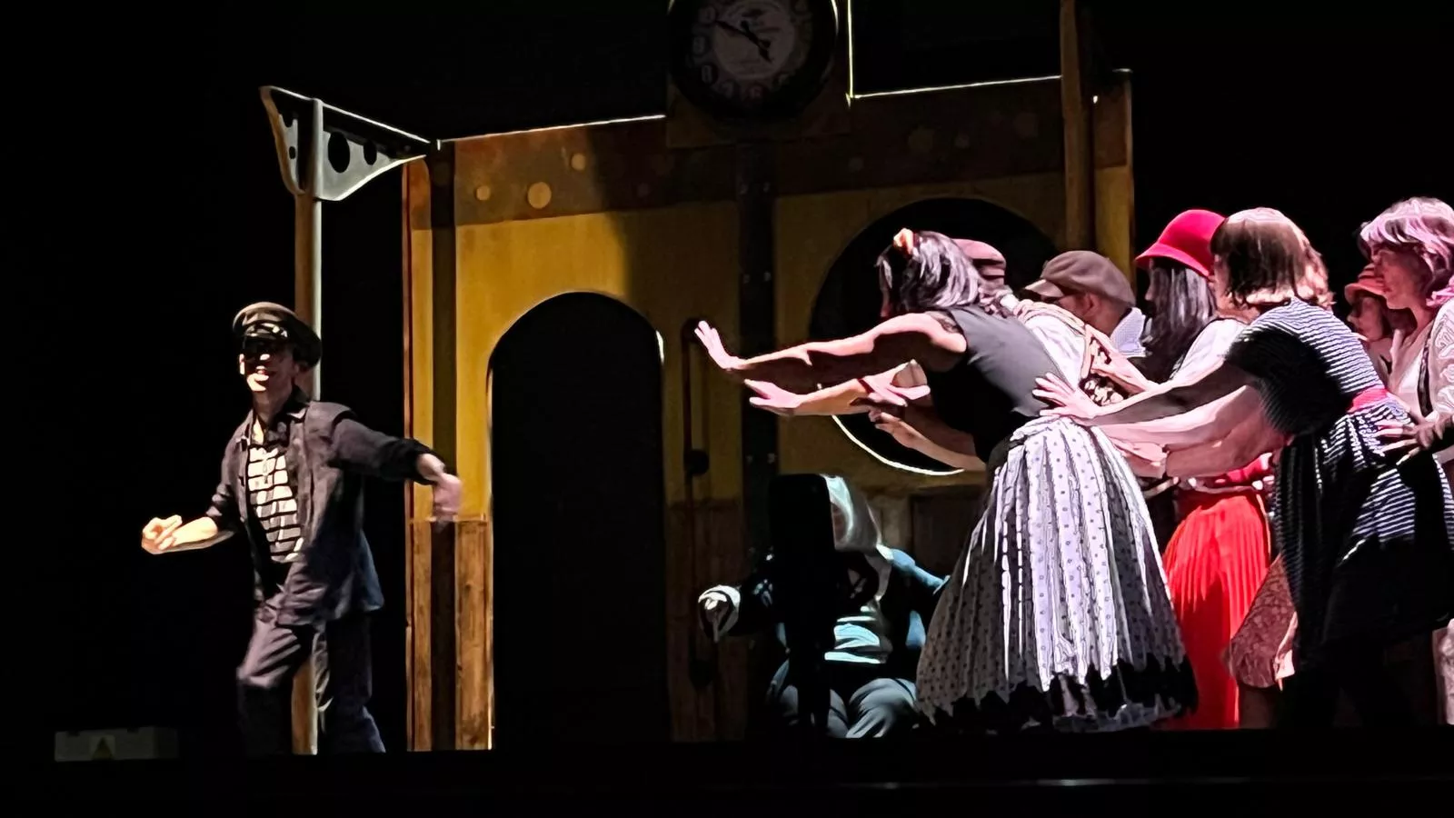 Representación de 'El Viaje' por el Taller de Artes Escénicas Diversario. Foto Mercedes Manterola