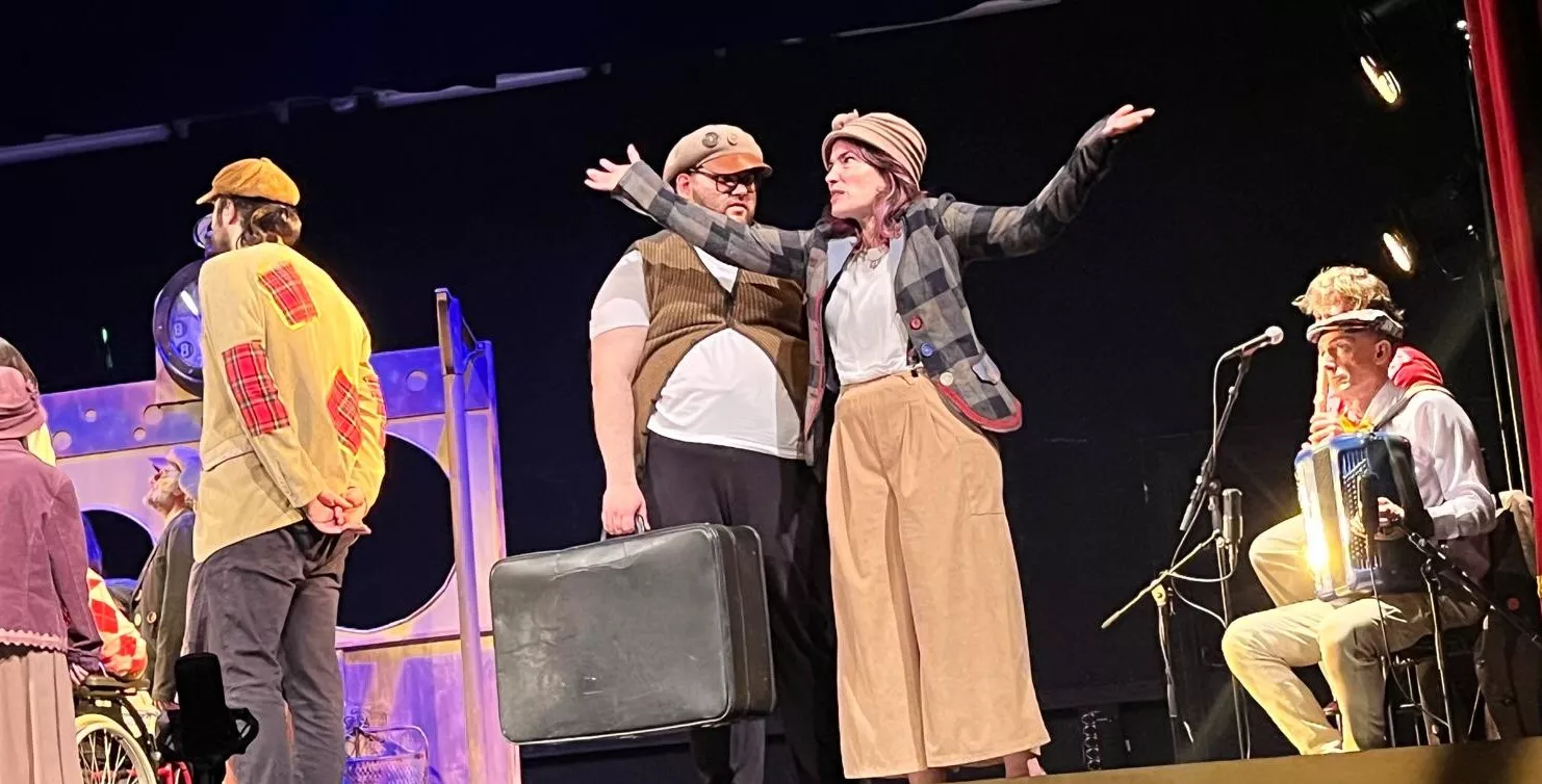 Representación de 'El Viaje' por el Taller de Artes Escénicas Diversario. Foto Mercedes Manterola