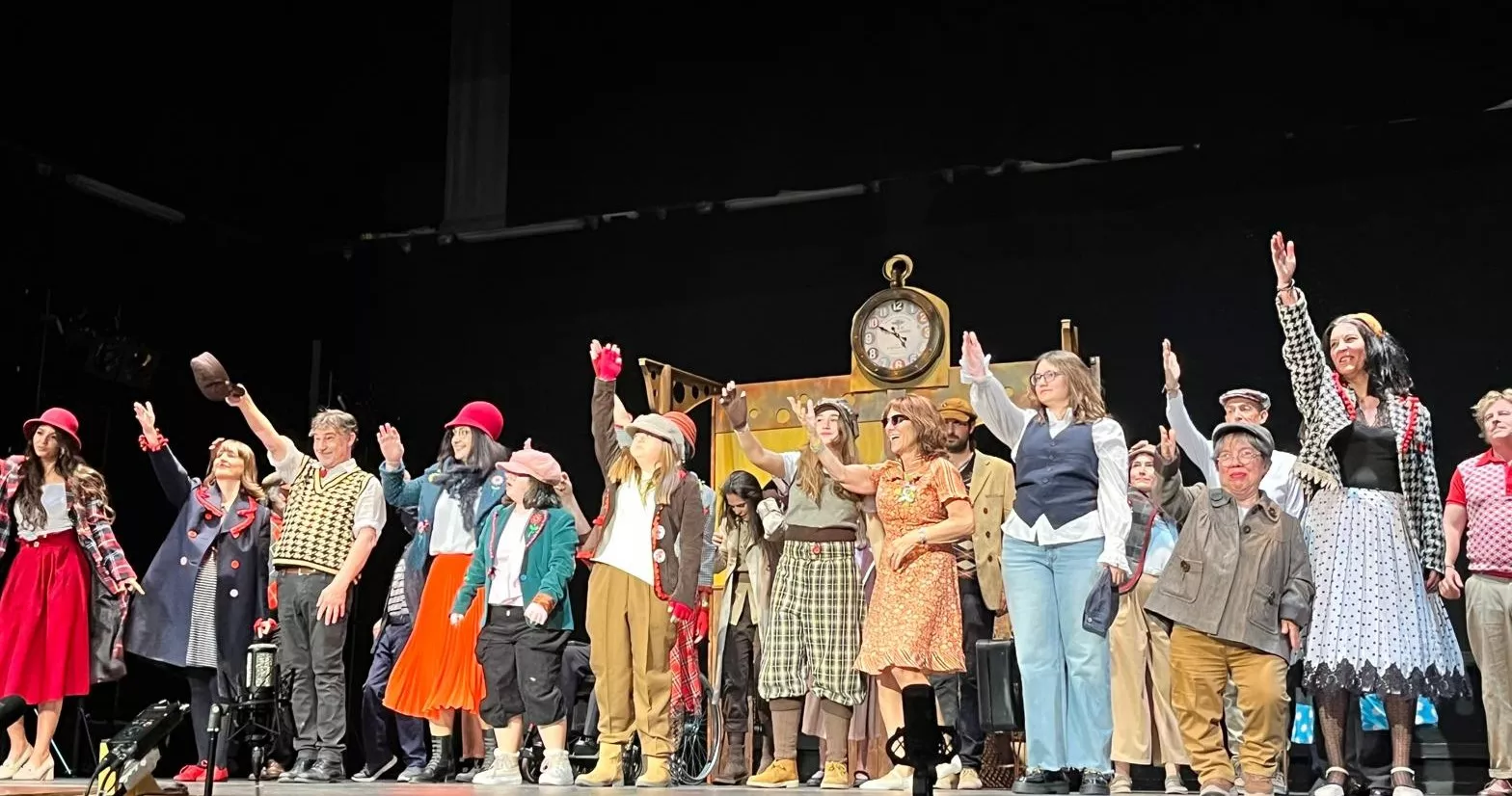 El elenco de actores, saludando al público tras la función. Foto Mercedes Manterola El elenco de actores, saludando al público tras la función. Foto Mercedes Manterola