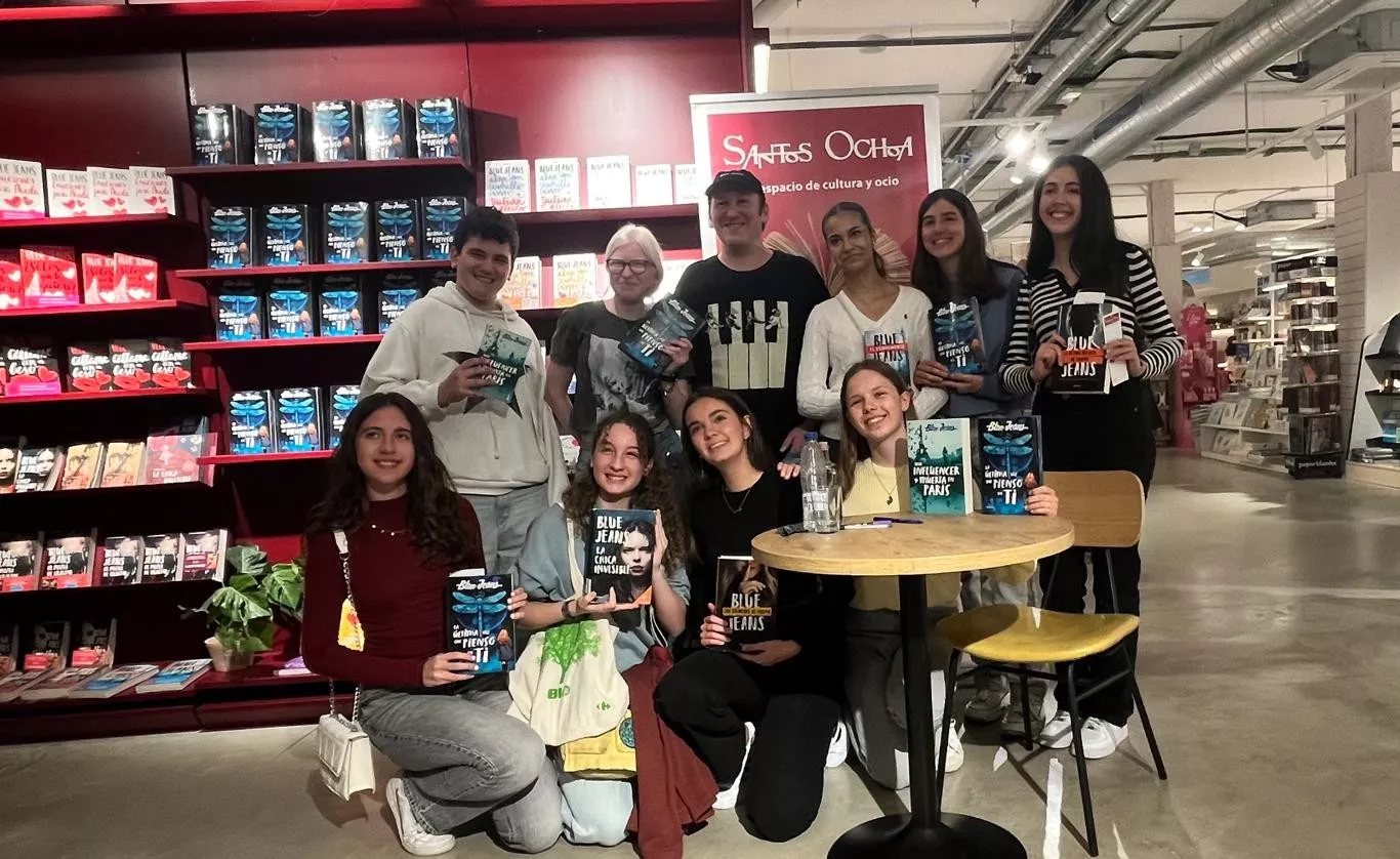 Blue Jeans se encuentra con sus lectores en Huesca. Foto Mercedes Manterola