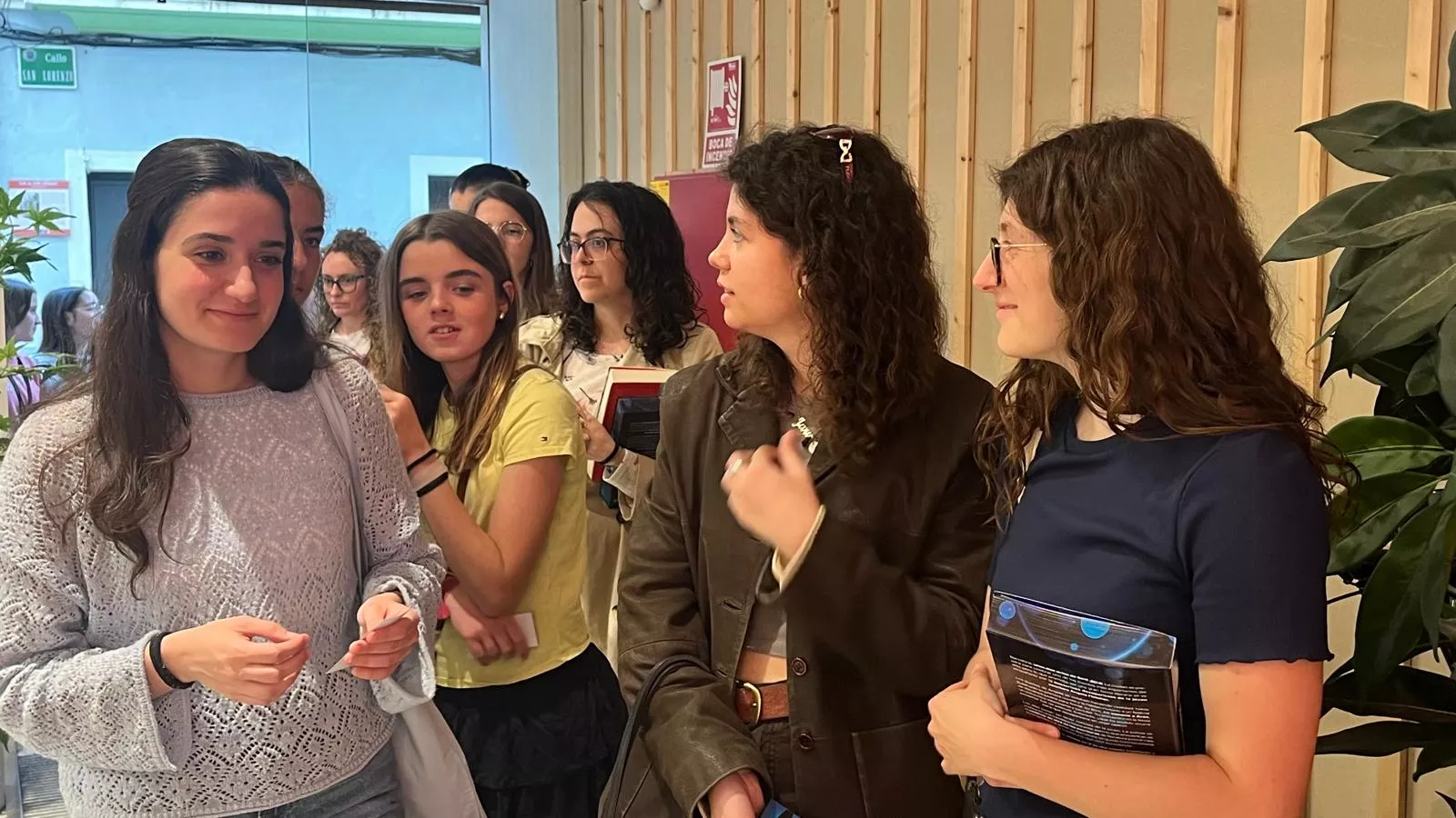 Firma de libros de Blue Jeans en la librería Santos Ochoa de Huesca. Foto Mercedes Manterola
