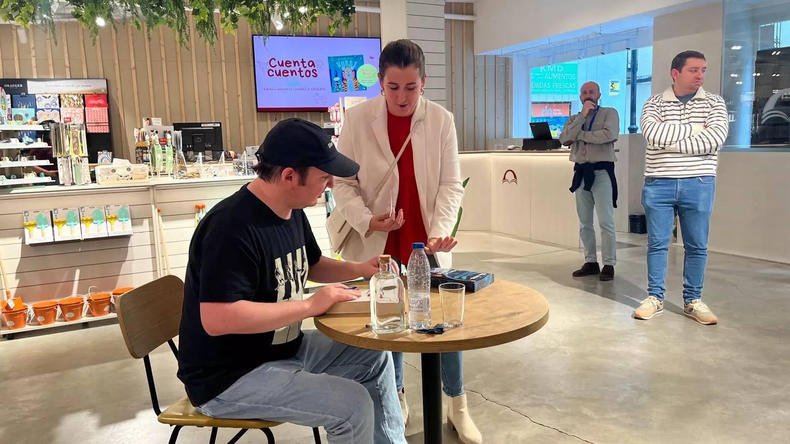 Firma de libros de Blue Jeans en la librería Santos Ochoa de Huesca. Foto Mercedes Manterola