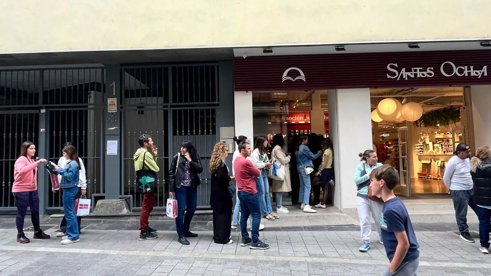 Firma de libros de Blue Jeans en la librería Santos Ochoa de Huesca. Foto Mercedes Manterola
