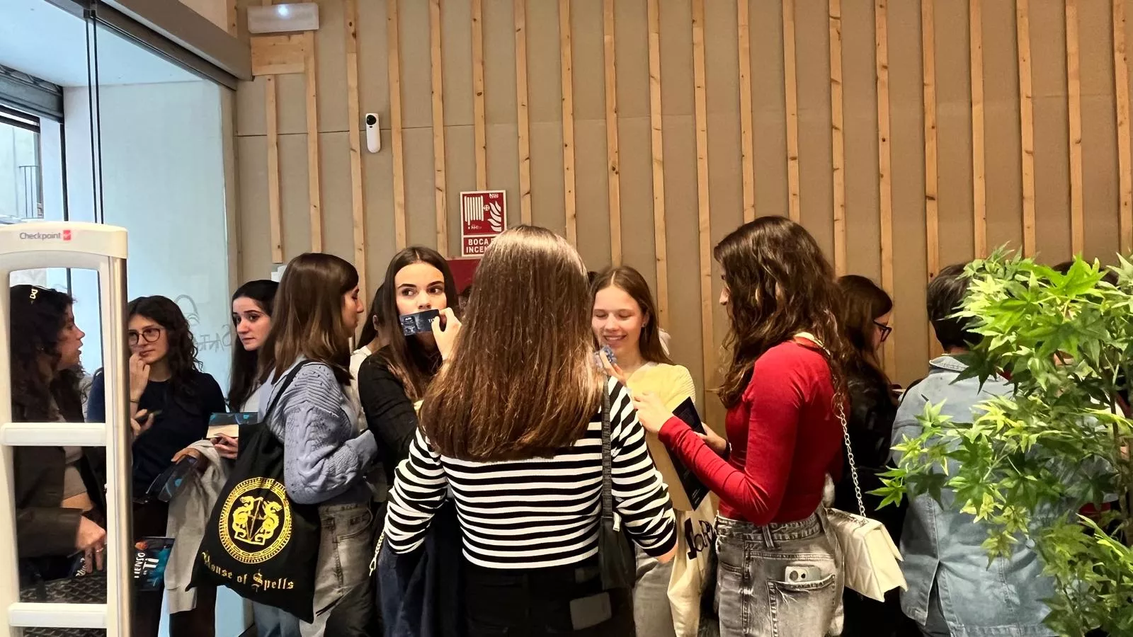 Firma de libros de Blue Jeans en la librería Santos Ochoa de Huesca. Foto Mercedes Manterola
