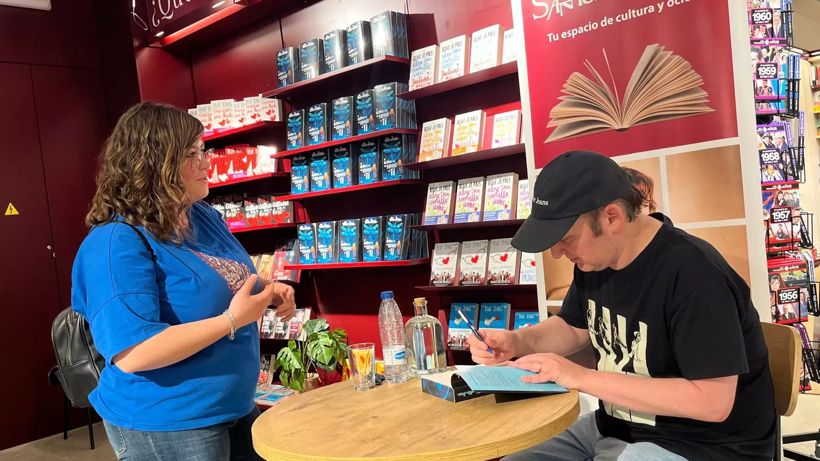Firma de libros de Blue Jeans en la librería Santos Ochoa de Huesca. Foto Mercedes Manterola