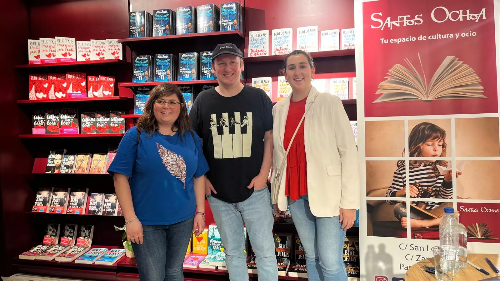 Firma de libros de Blue Jeans en la librería Santos Ochoa de Huesca. Foto Mercedes Manterola