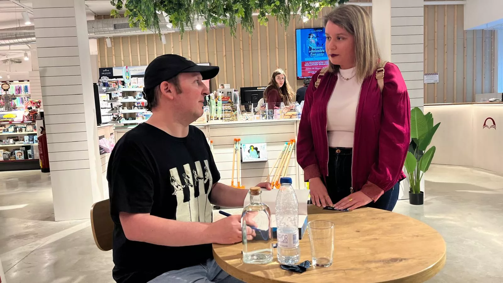 Firma de libros de Blue Jeans en la librería Santos Ochoa de Huesca. Foto Mercedes Manterola