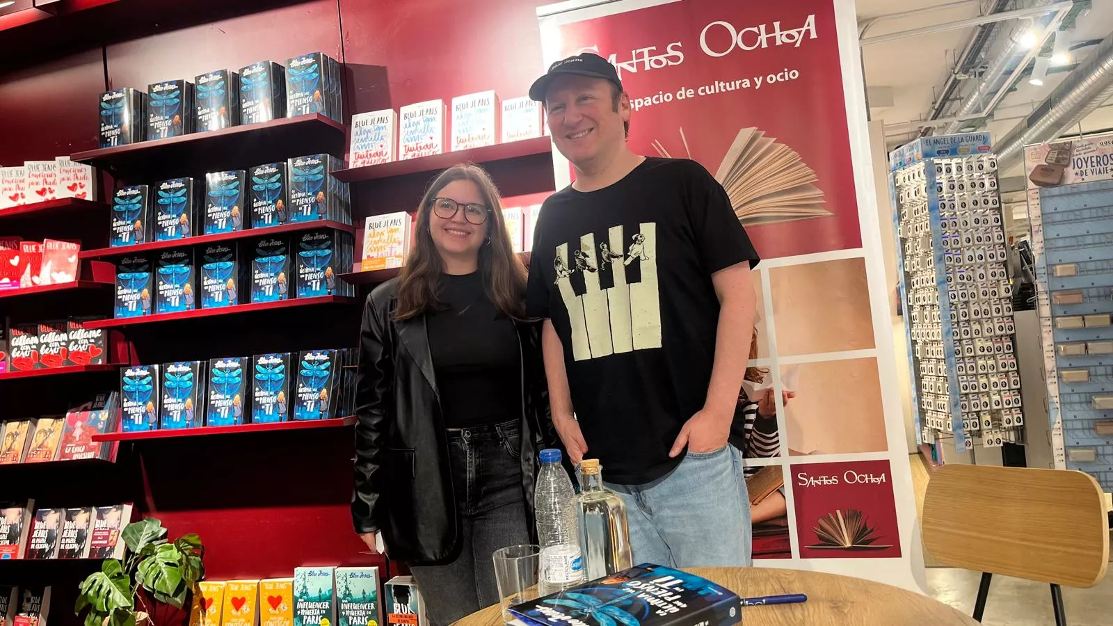 Firma de libros de Blue Jeans en la librería Santos Ochoa de Huesca. Foto Mercedes Manterola