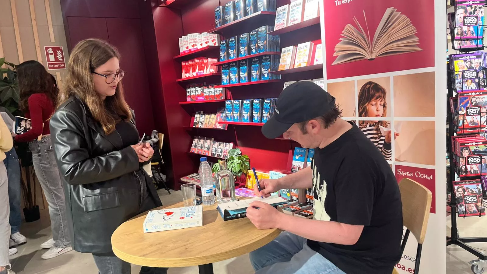 Firma de libros de Blue Jeans en la librería Santos Ochoa de Huesca. Foto Mercedes Manterola