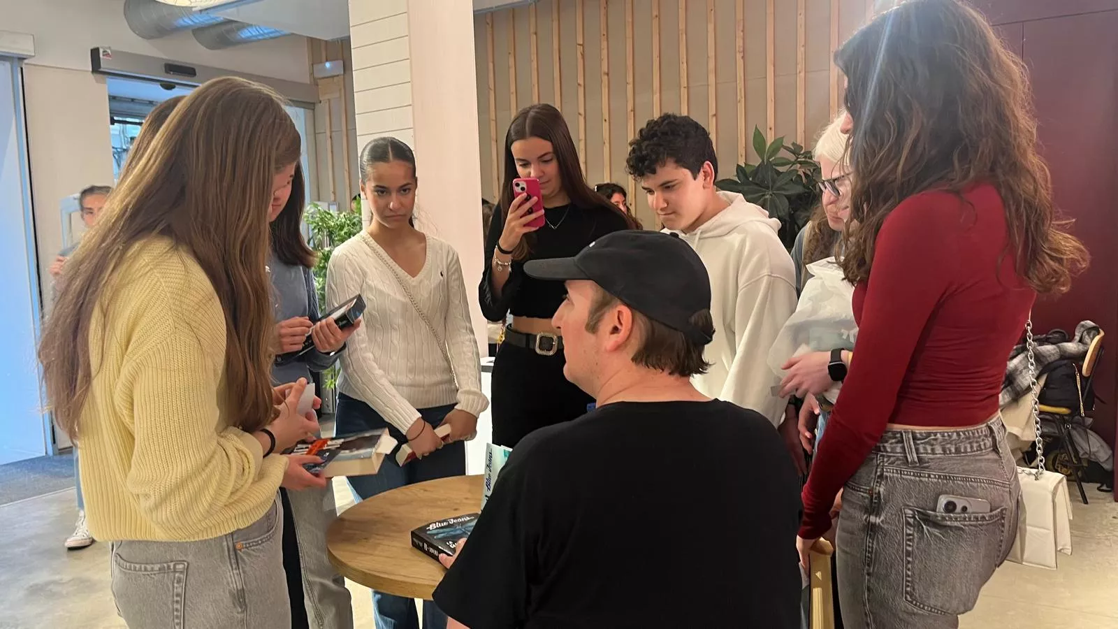 Firma de libros de Blue Jeans en la librería Santos Ochoa de Huesca. Foto Mercedes Manterola