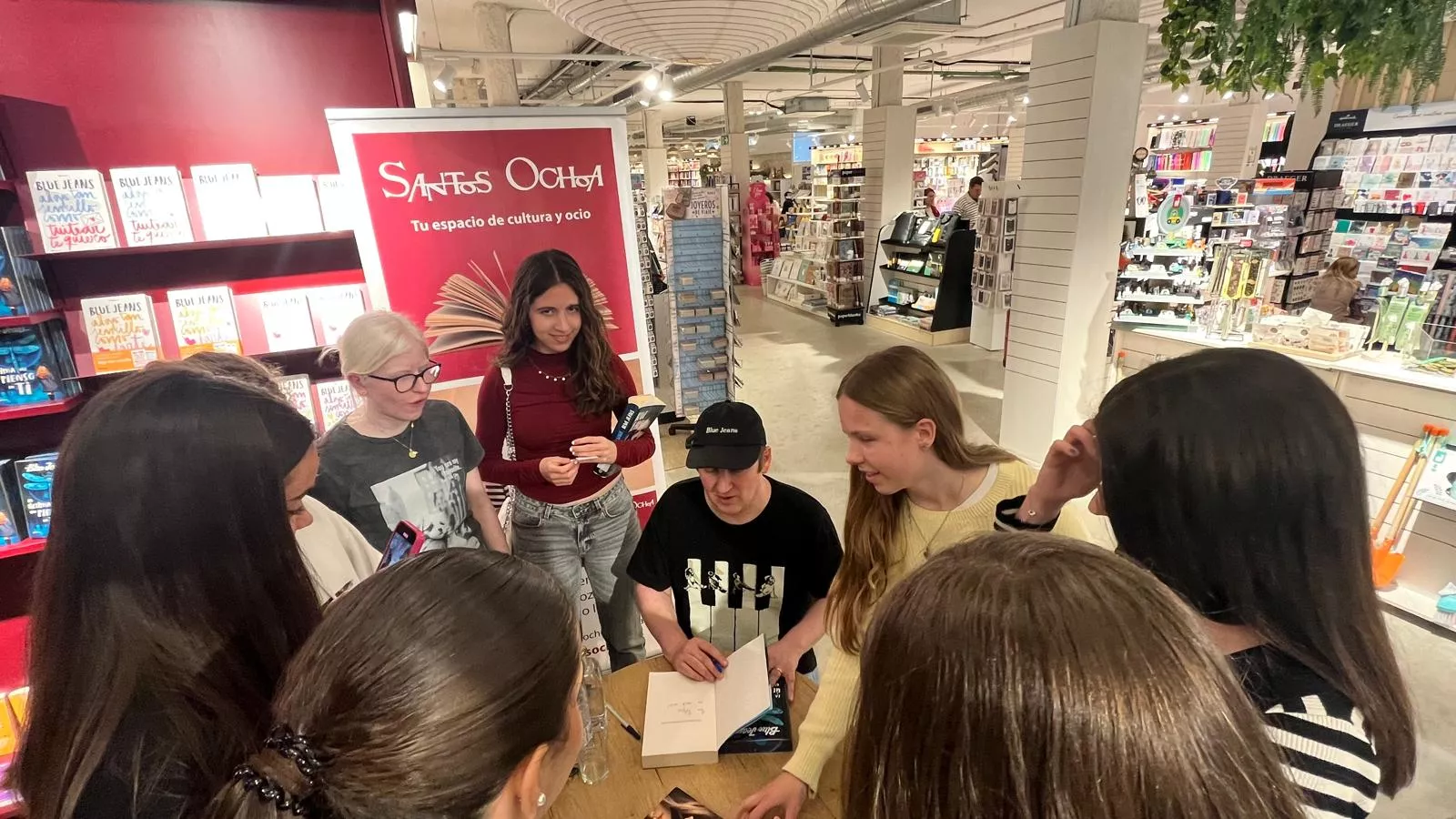 Firma de libros de Blue Jeans en la librería Santos Ochoa de Huesca. Foto Mercedes Manterola