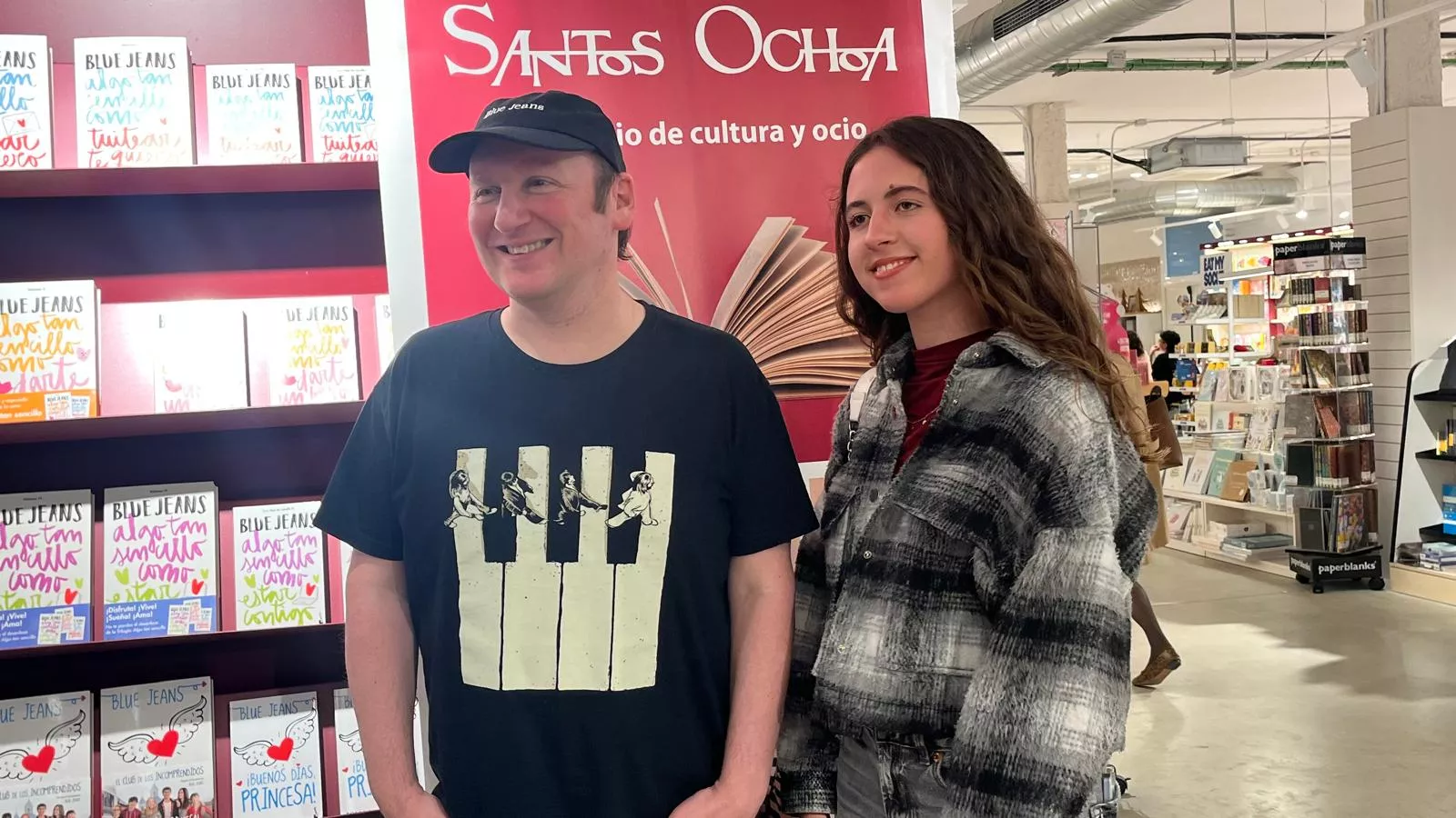 Firma de libros de Blue Jeans en la librería Santos Ochoa de Huesca. Foto Mercedes Manterola