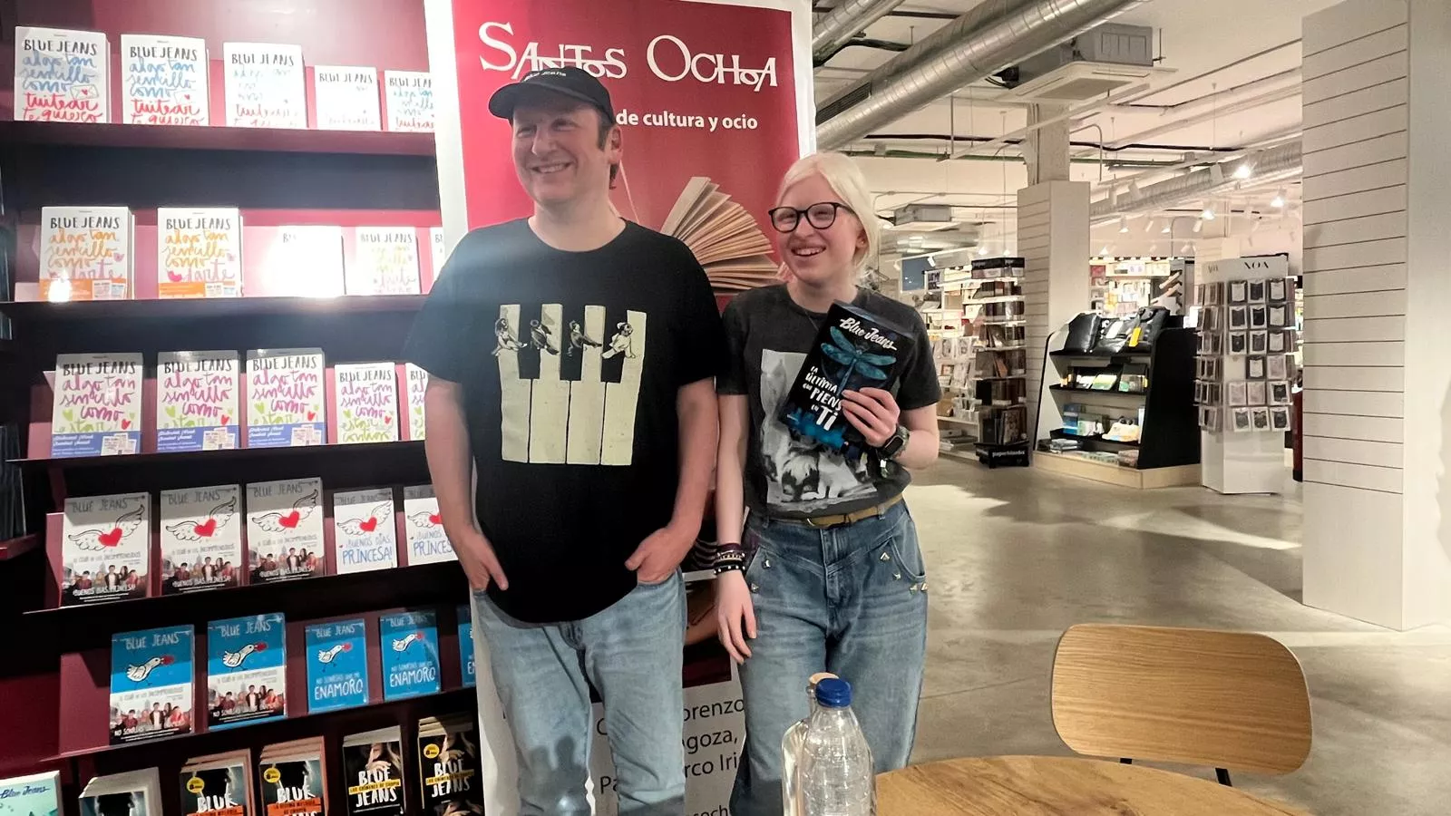 Firma de libros de Blue Jeans en la librería Santos Ochoa de Huesca. Foto Mercedes Manterola