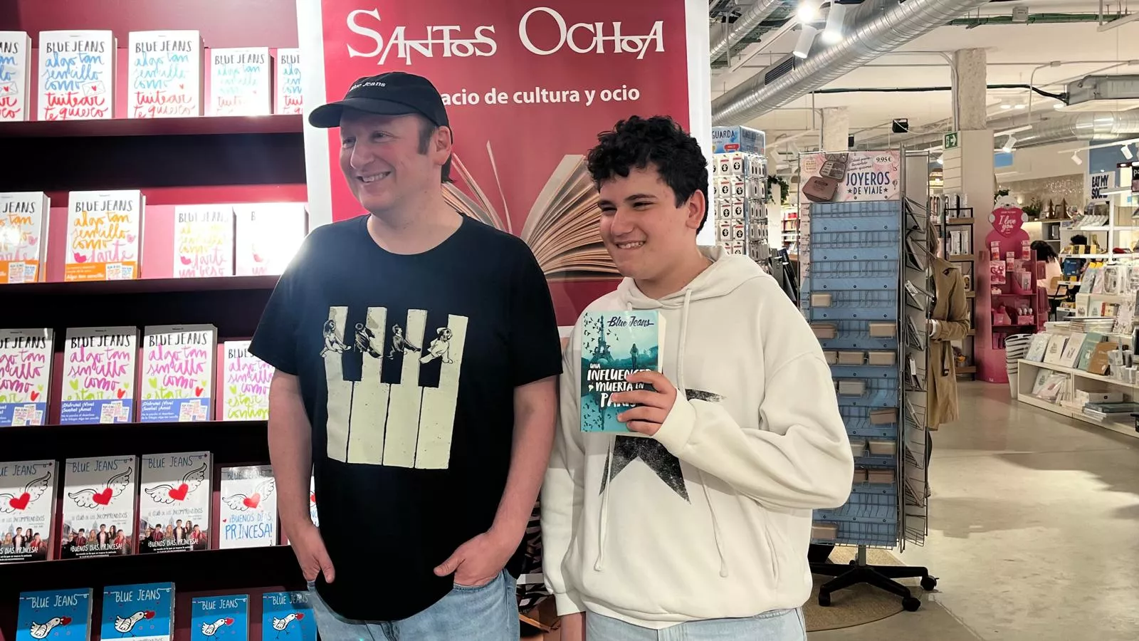 Firma de libros de Blue Jeans en la librería Santos Ochoa de Huesca. Foto Mercedes Manterola