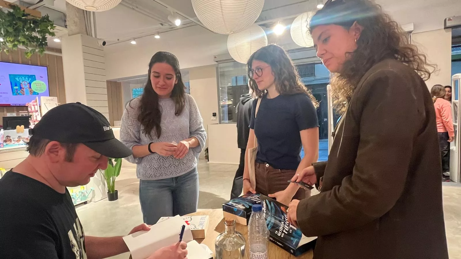 Firma de libros de Blue Jeans en la librería Santos Ochoa de Huesca. Foto Mercedes Manterola