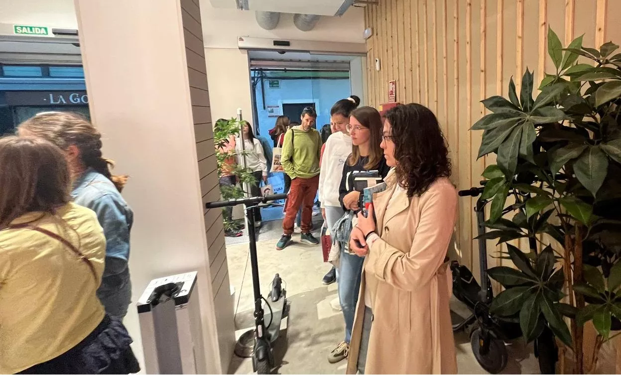 Firma de libros de Blue Jeans en la librería Santos Ochoa de Huesca. Foto Mercedes Manterola