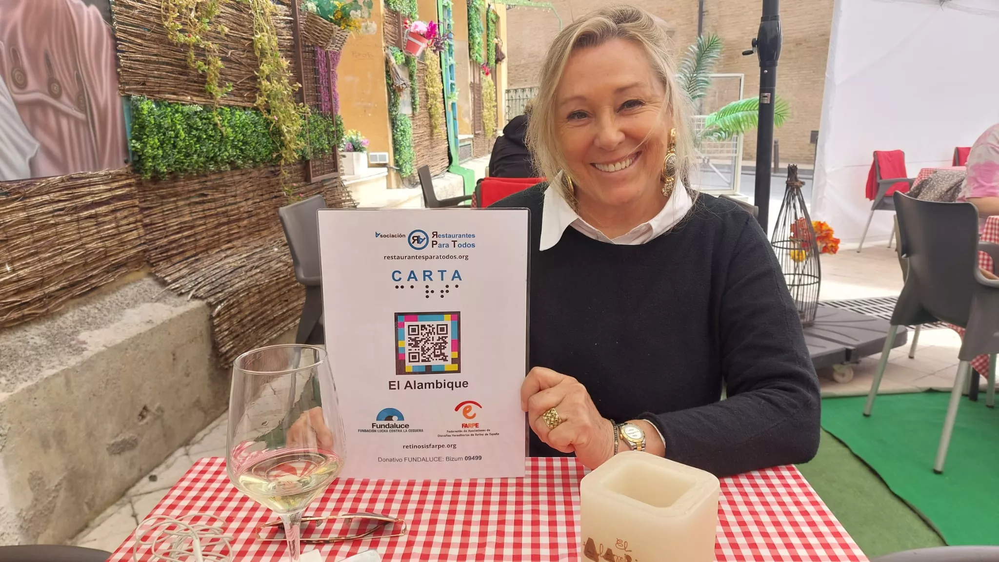 PIlar Sancerni, con la carta accesible de El Alambique de Huesca
