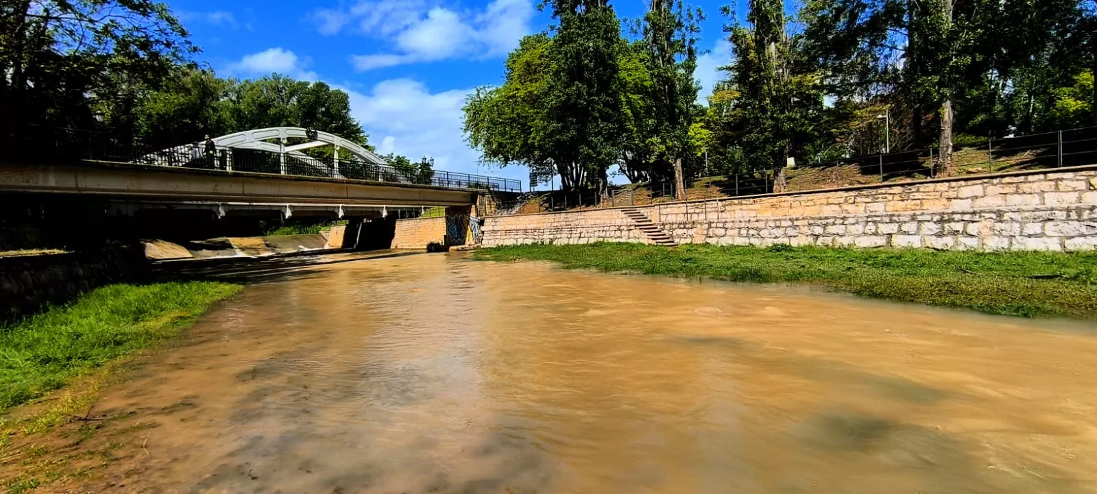 Río Isuela tras el episodio de intensas lluvias en Huesca. Foto Joaquín Santafé