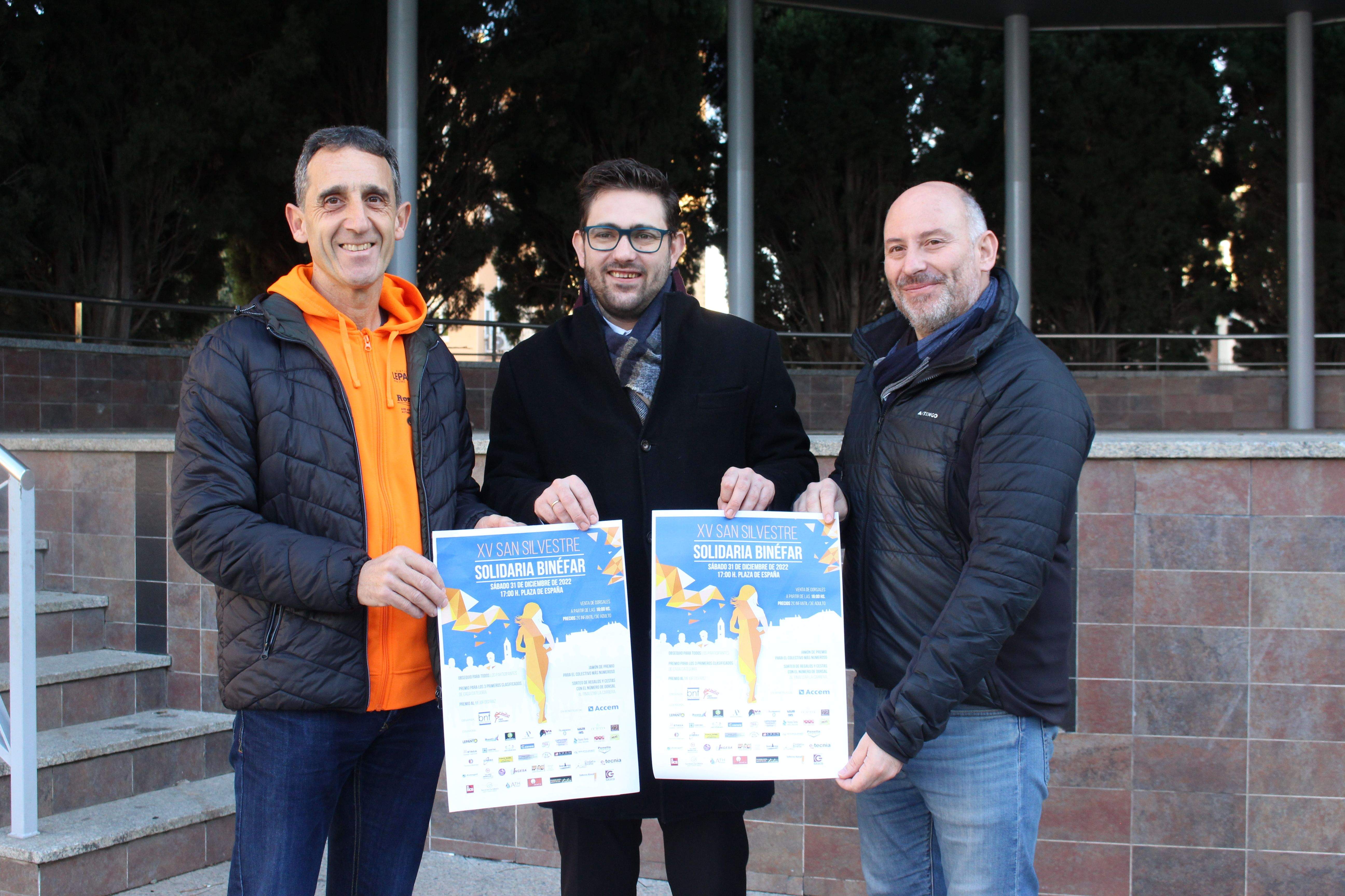 Carlos Oriach, Carlos Vela y Juan Carlos García, en la presentación de la San Silvestre solidaria de Binéfar