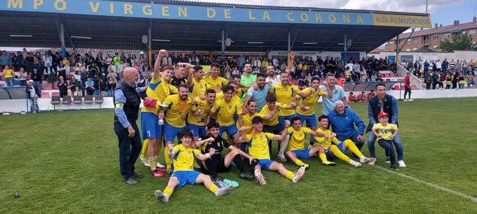 El Almudévar celebra la salvación tras ganar al Fraga.