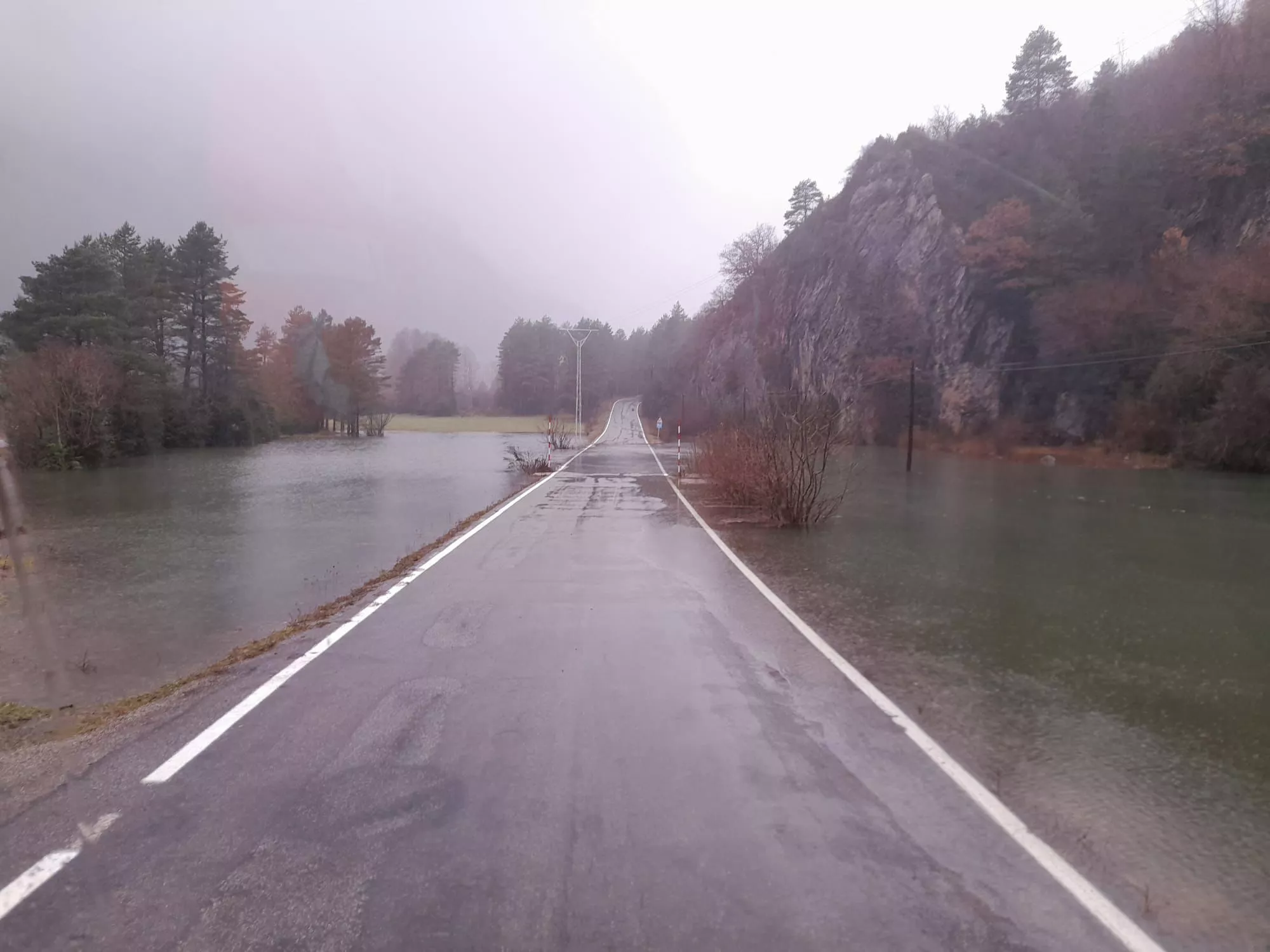 El embalse de Pineta desbordado sobre la carretera que da acceso al Parador de Bielsa.