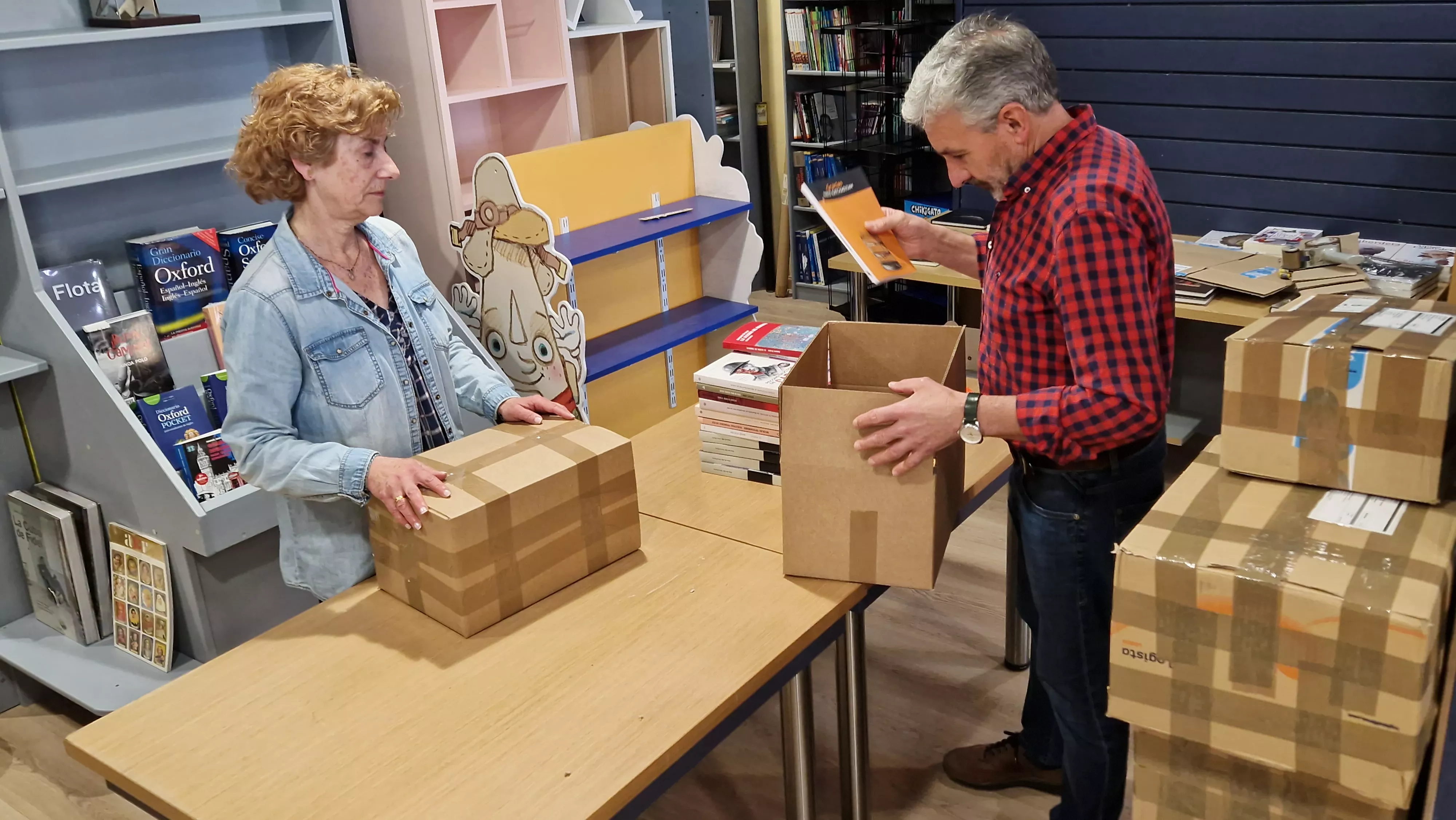 Jesús Buil y Ludi Escartín, recogiendo sus últimos libros. Foto Myriam Martínez
