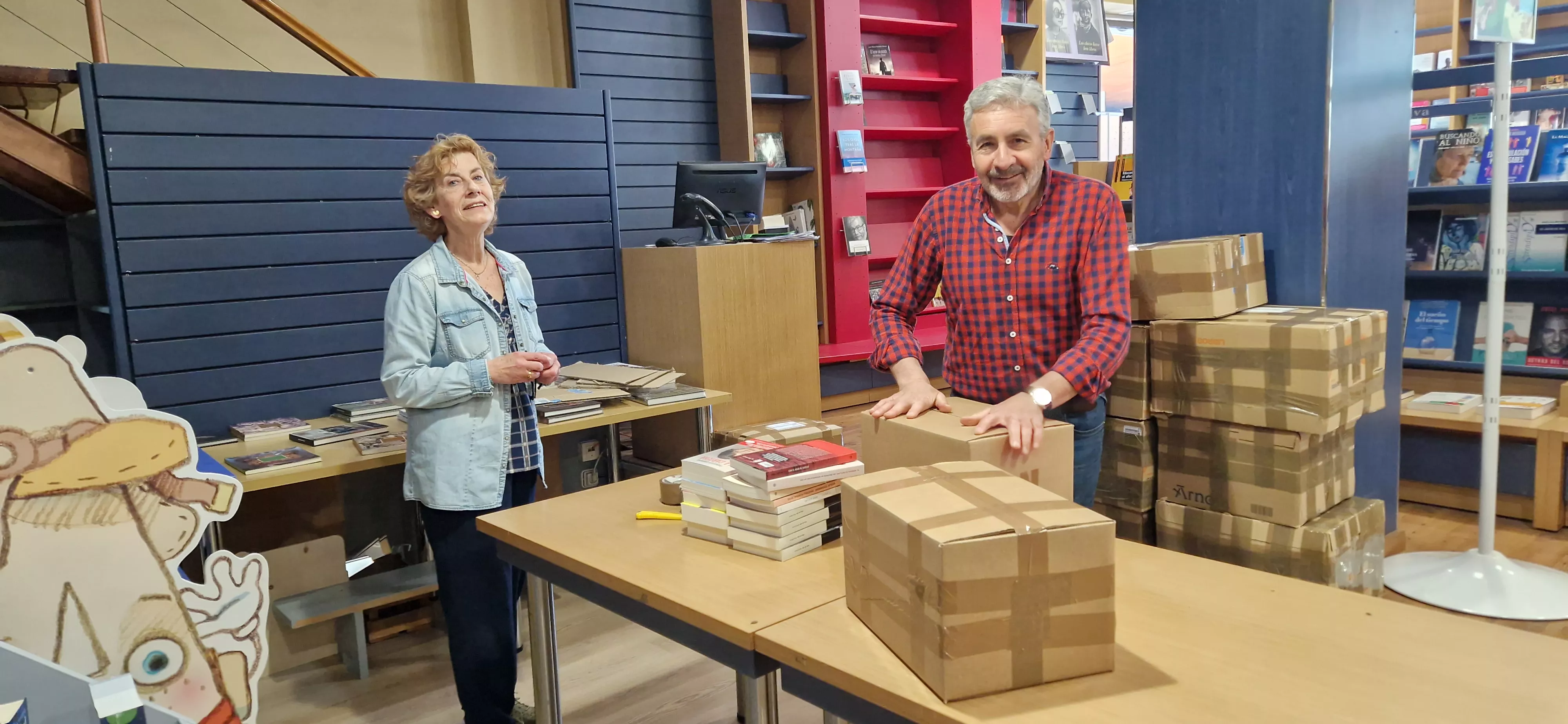 Jesús Buil y Ludi Escartín, recogiendo sus últimos libros. Foto Myriam Martínez
