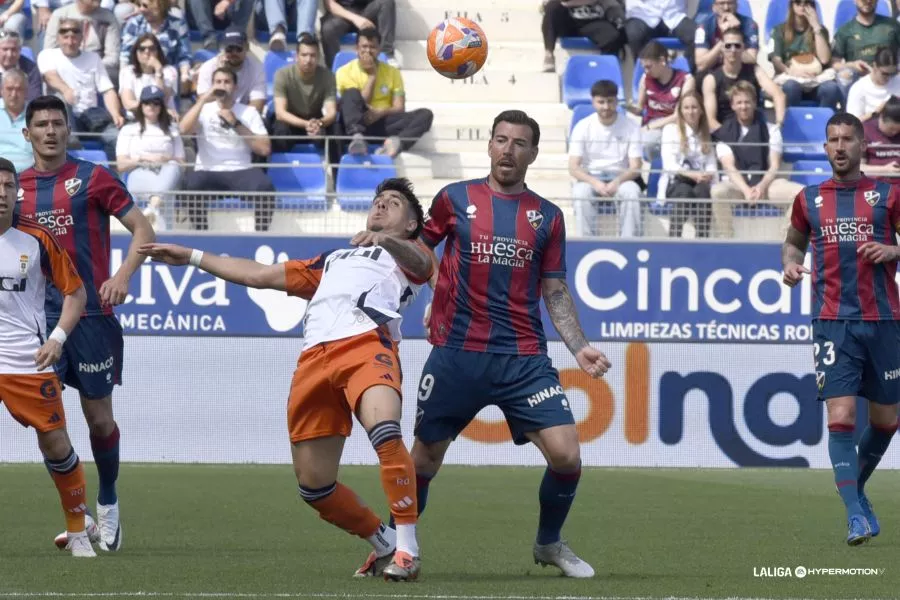 Sergi Enrich, a ver si acaba el partido. Titular en la alineación del Huesca ante el Albacete