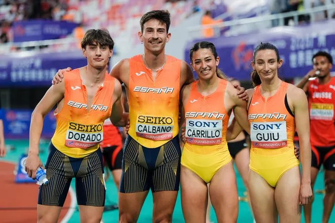 Elena Guiu (derecha) en su debut con el relevo mixto en el reciente Mundial de China