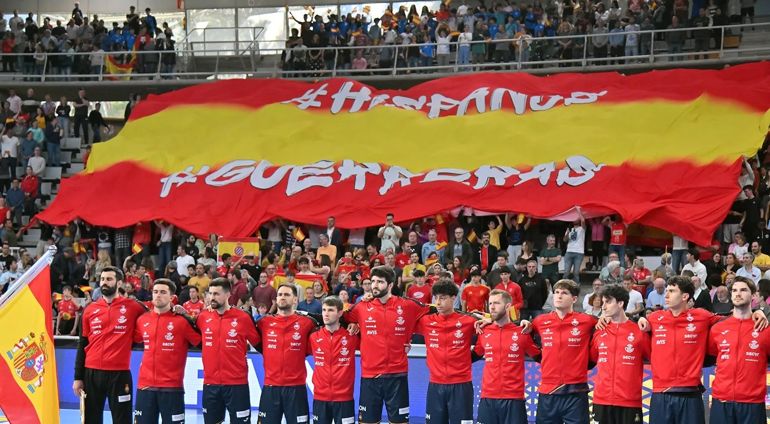 Los Hispanos escuchan el himno nacional en Huesca. Foto: RFEBM J.L. Recio Los Hispanos escuchan el himno nacional en Huesca. Foto: RFEBM J.L. Recio