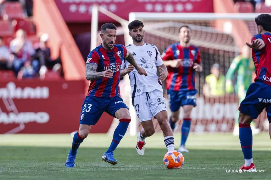 Sielva conduce un balón en el partido ante el Albacete. Foto: LaLIga