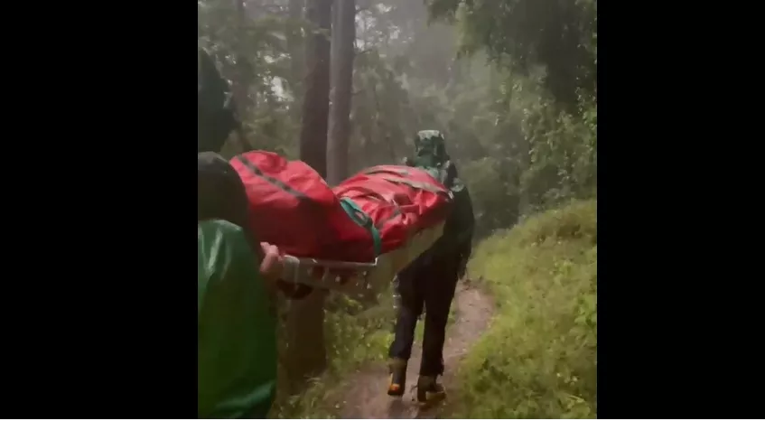 Complicado rescate de un senderista herido y con hipotermia en medio de la intensa lluvia del sábado.