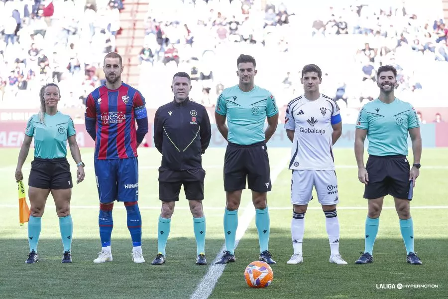 Equipo arbitral con Eder Mallo y capitanes